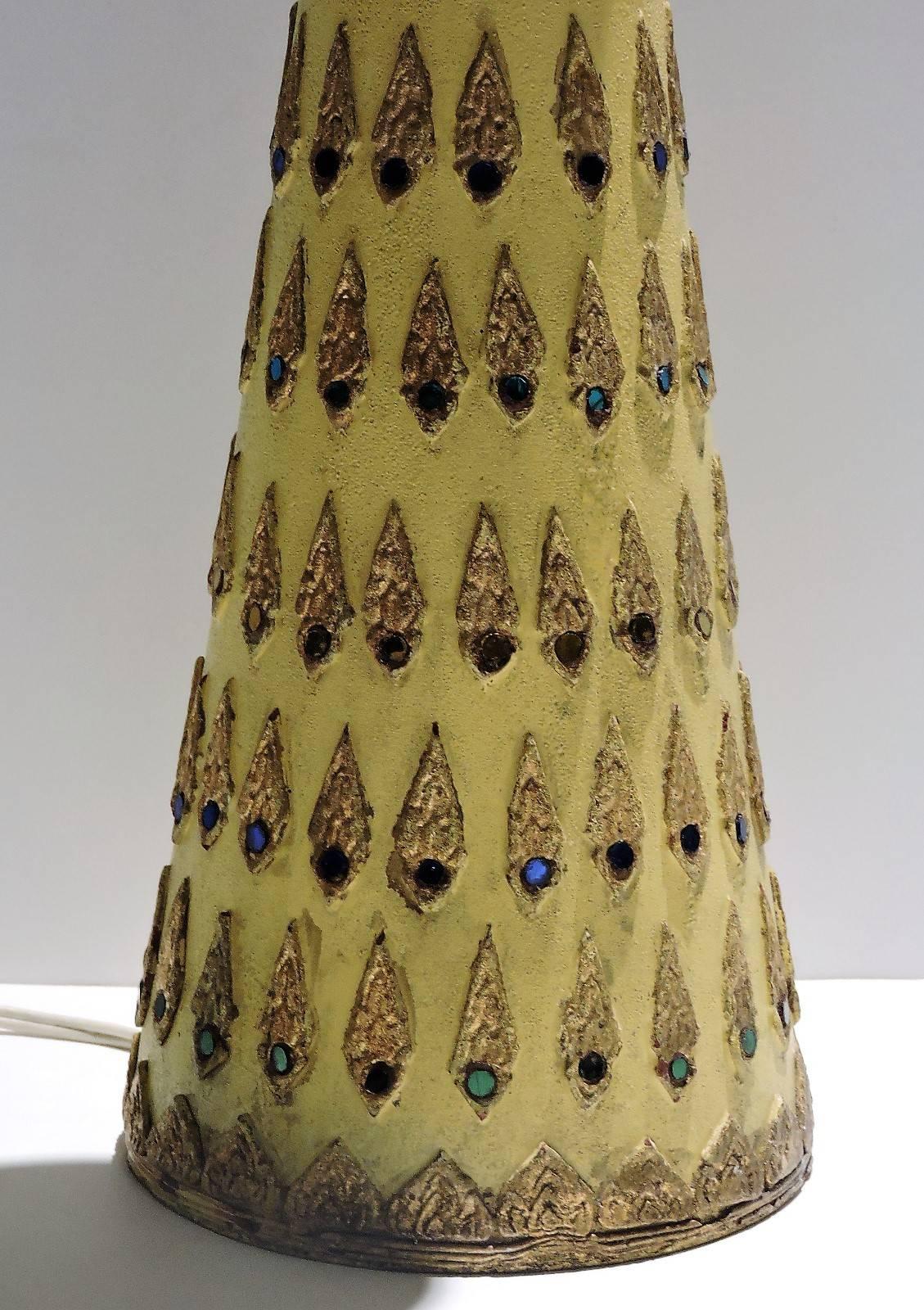 Dans le style de Line Vautrin, une belle lampe de table moderniste française en résine talosel avec des appliques dorées en relief insérées dans des bijoux en verre miroir multicolore. La lampe mesure 24 pouces de haut jusqu'au sommet de la douille