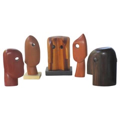 Gruppo di cinque sculture in legno astratte moderniste della metà del XX secolo