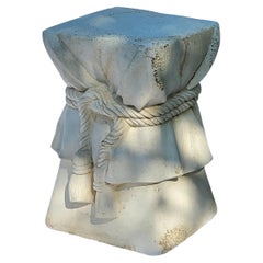 Tavolino in gesso con corda drappeggiata e nappine in stile John Dickinson, anni '70