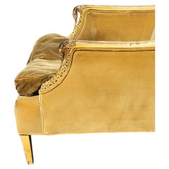 Silla bergère de estilo neoclásico, con brazos en forma de cisne tallados y pintada, de alrededor de 1940
