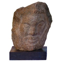 Escultura de granito tallada de estilo vernáculo estadounidense: hombre con barba, circa 1900-1940