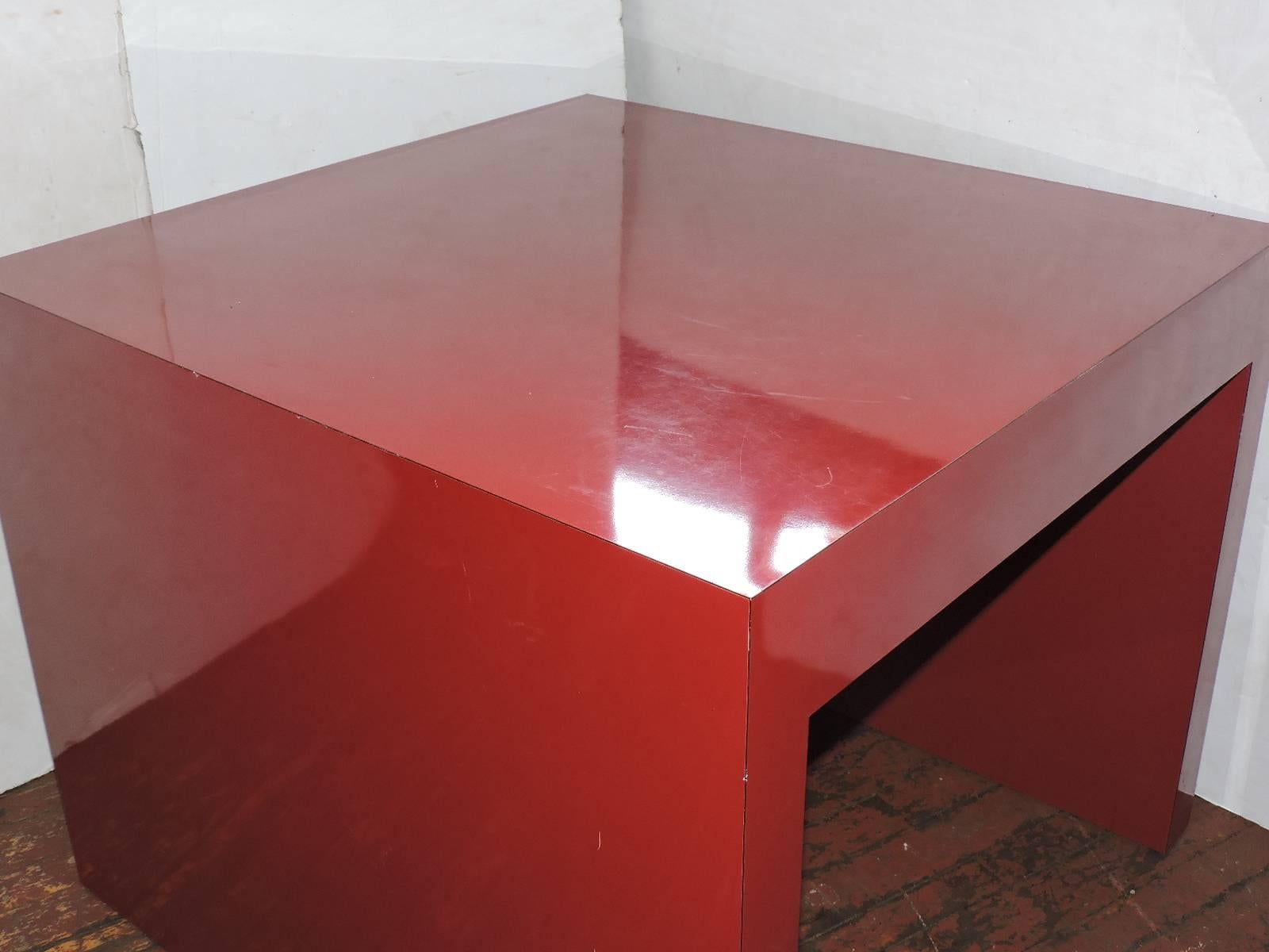 Big Cherry Red Laminate Parsons Table im Zustand „Gut“ in Rochester, NY