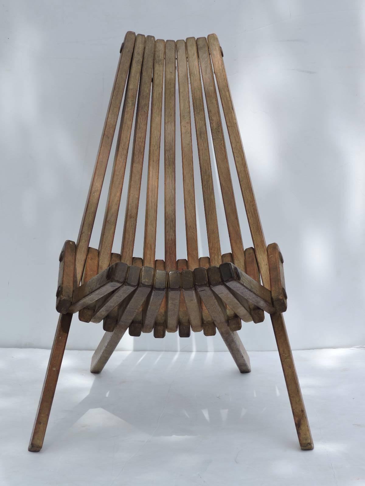 A very good quality mid-20th century Danish modern style wood slat folding chair in great original condition with beautifully aged original surface color patina to wood. For interior/ patio/ deck, circa 1960.