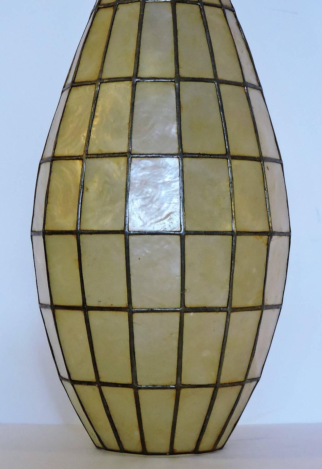 Mid-Century Modern Grand lustre suspendu en forme de vase allongé Capiz en forme de coquillage en vente