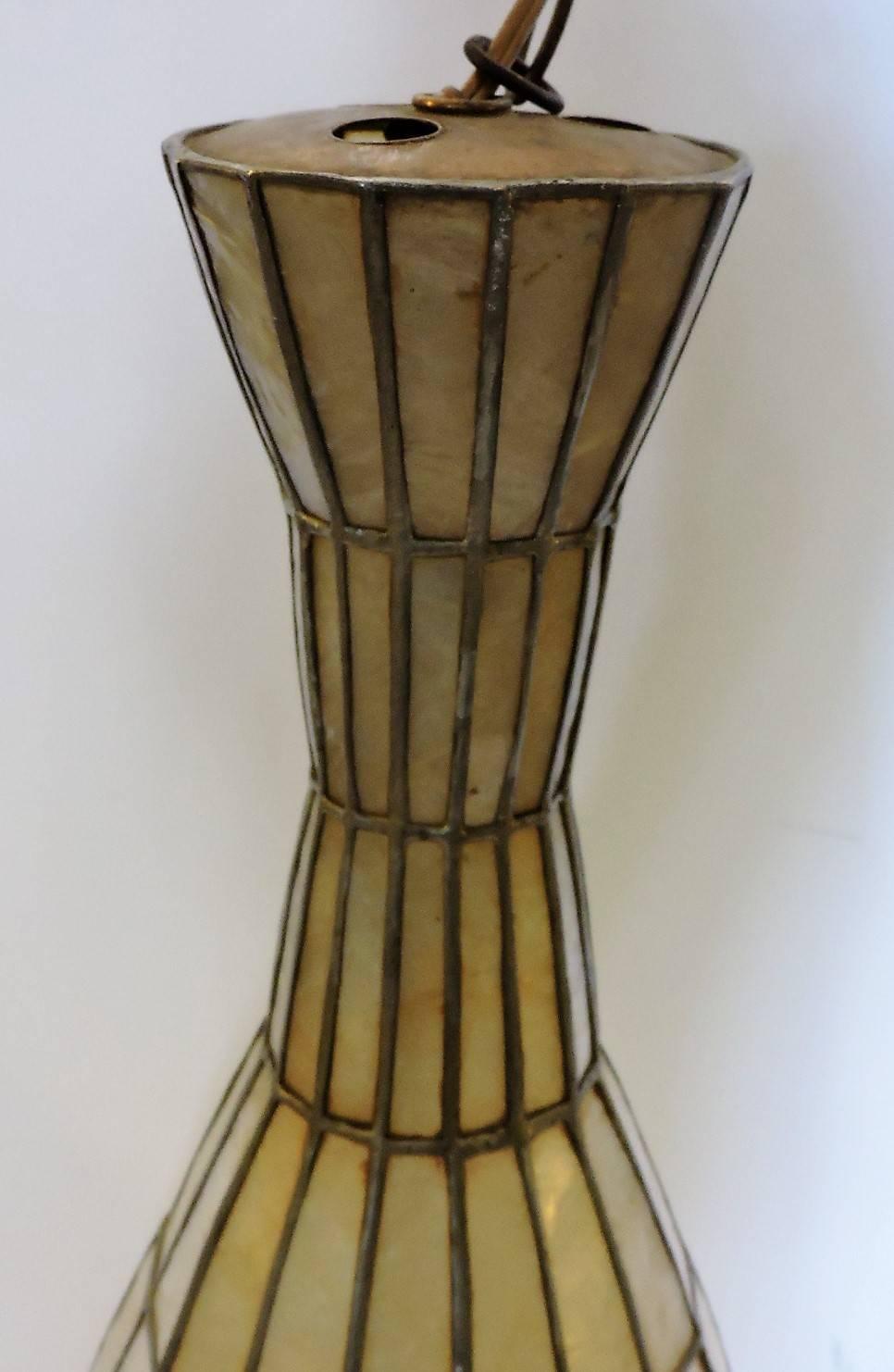 Grand lustre suspendu en forme de vase allongé Capiz en forme de coquillage Bon état - En vente à Rochester, NY