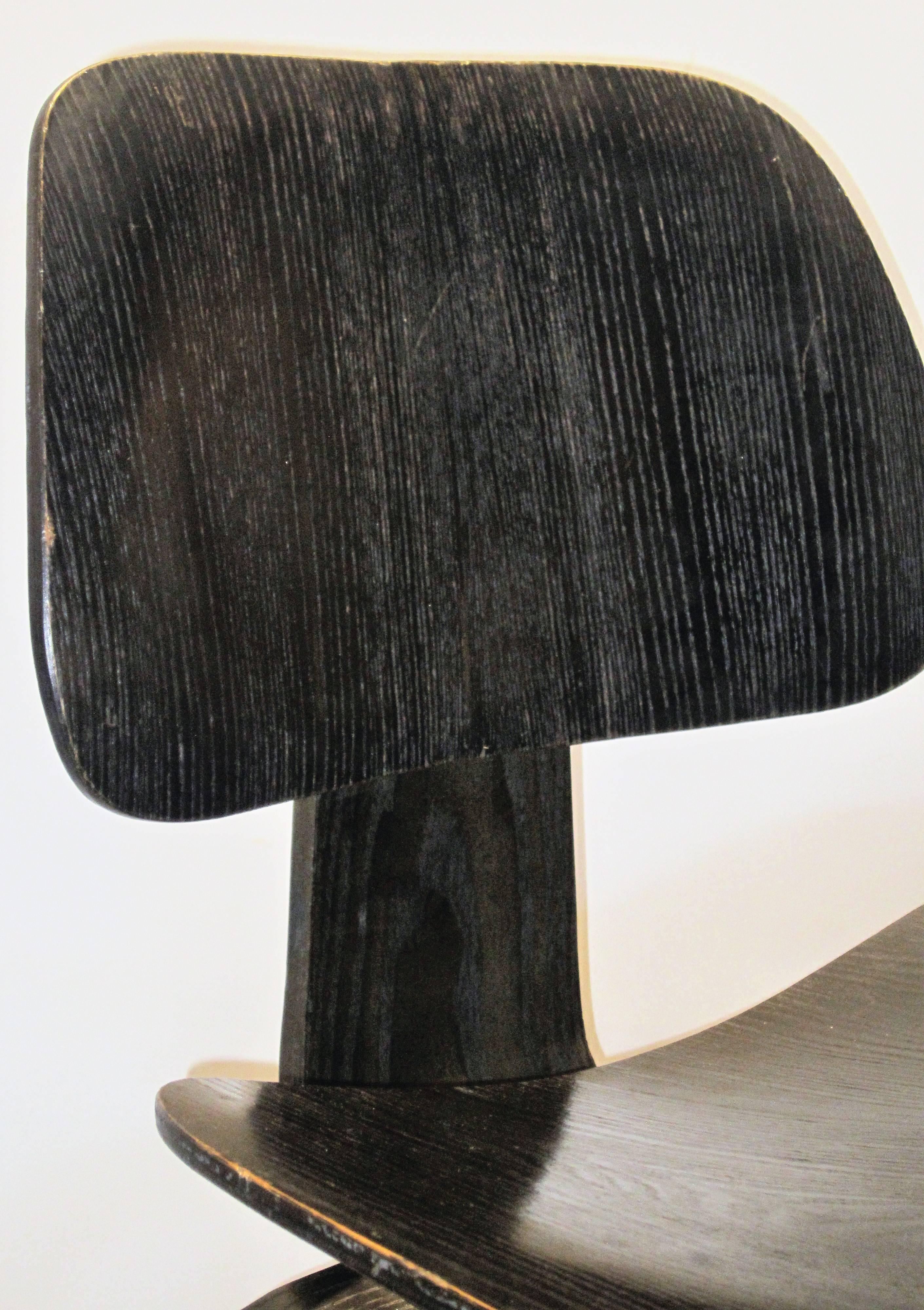  Early Eames DCW Chair Black Aniline In Good Condition In Rochester, NY