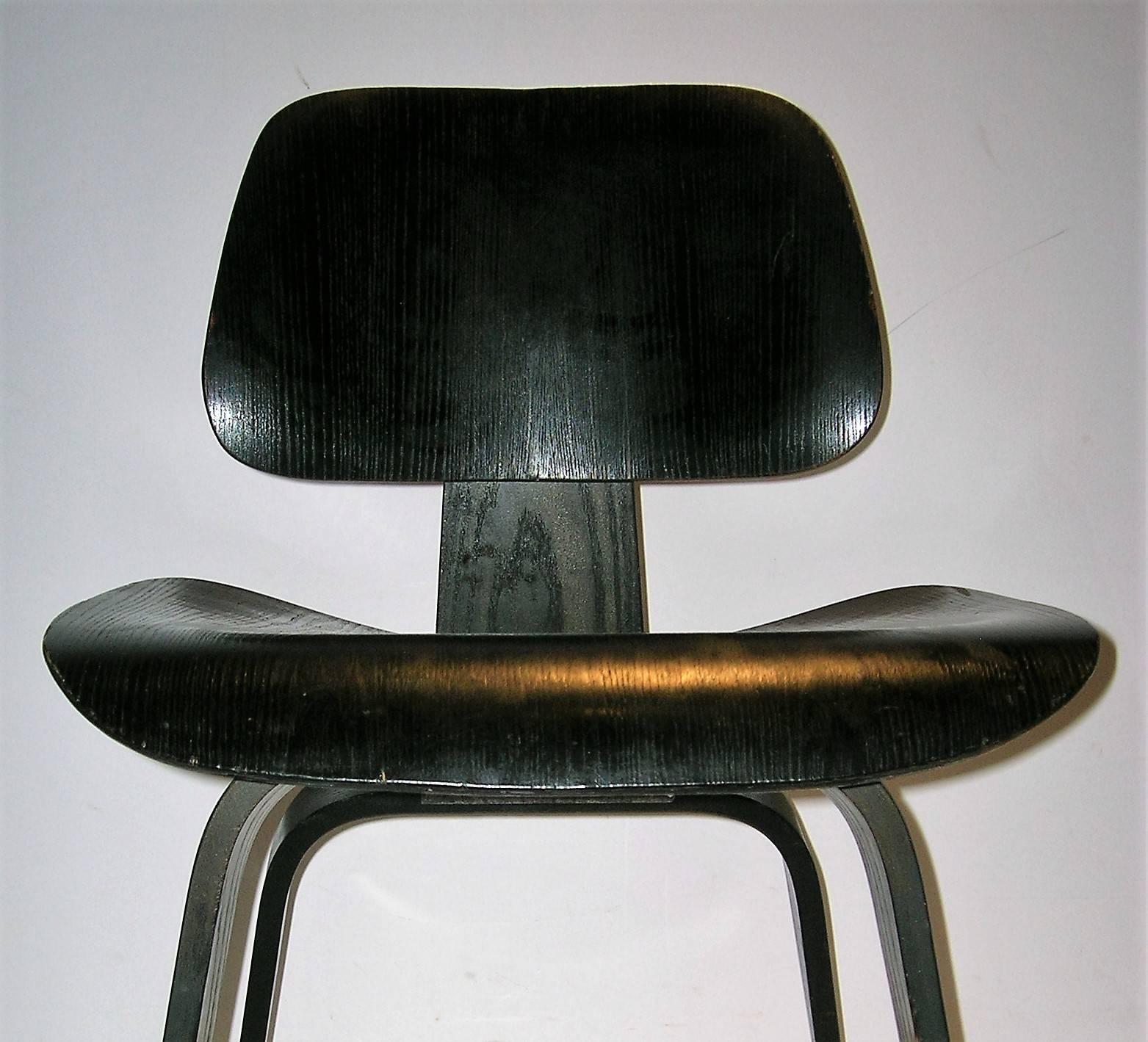 Früher Eames DCW Stuhl Schwarz Anilin (Moderne der Mitte des Jahrhunderts)