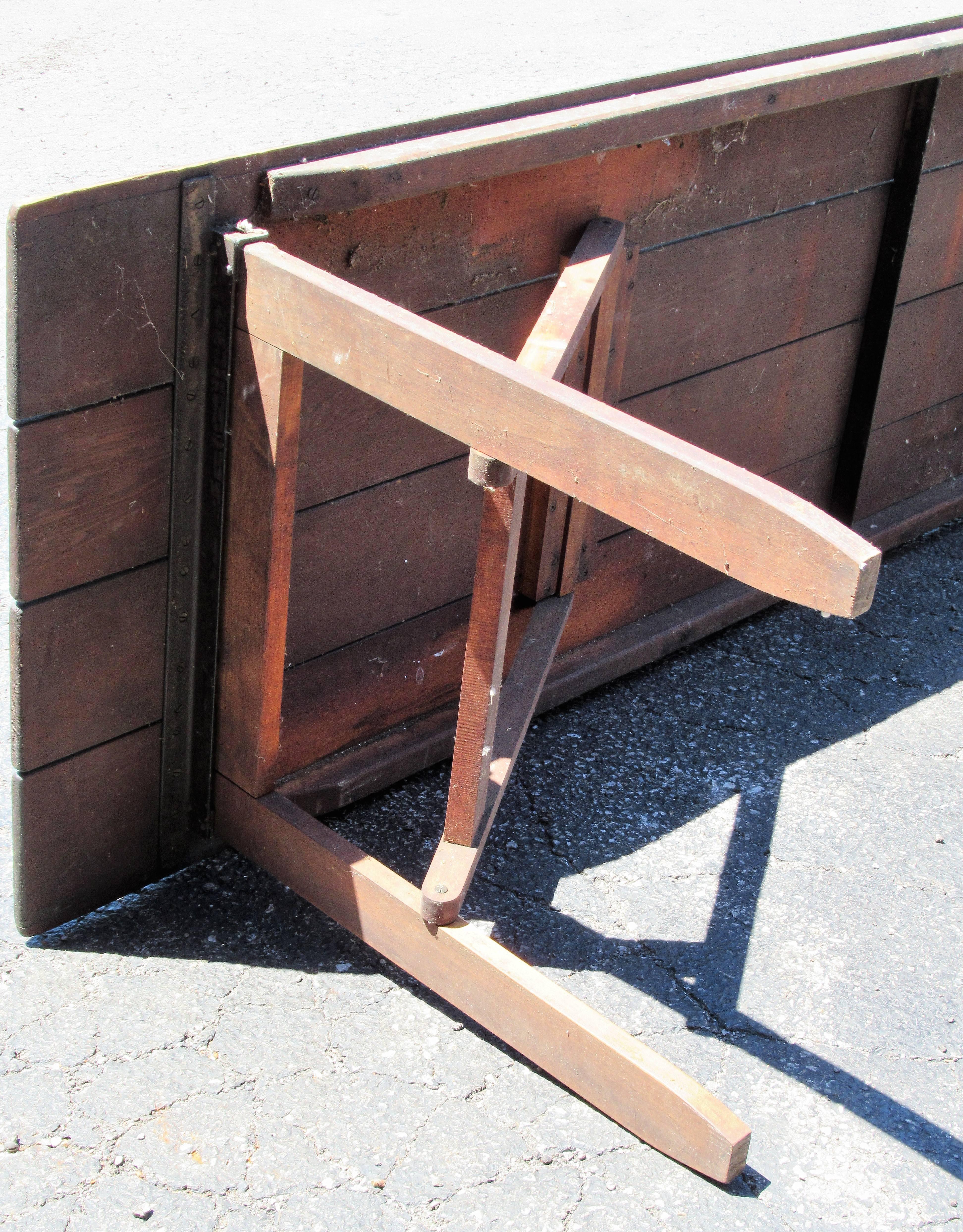 Folding Harvest Dining Table In Excellent Condition In Rochester, NY