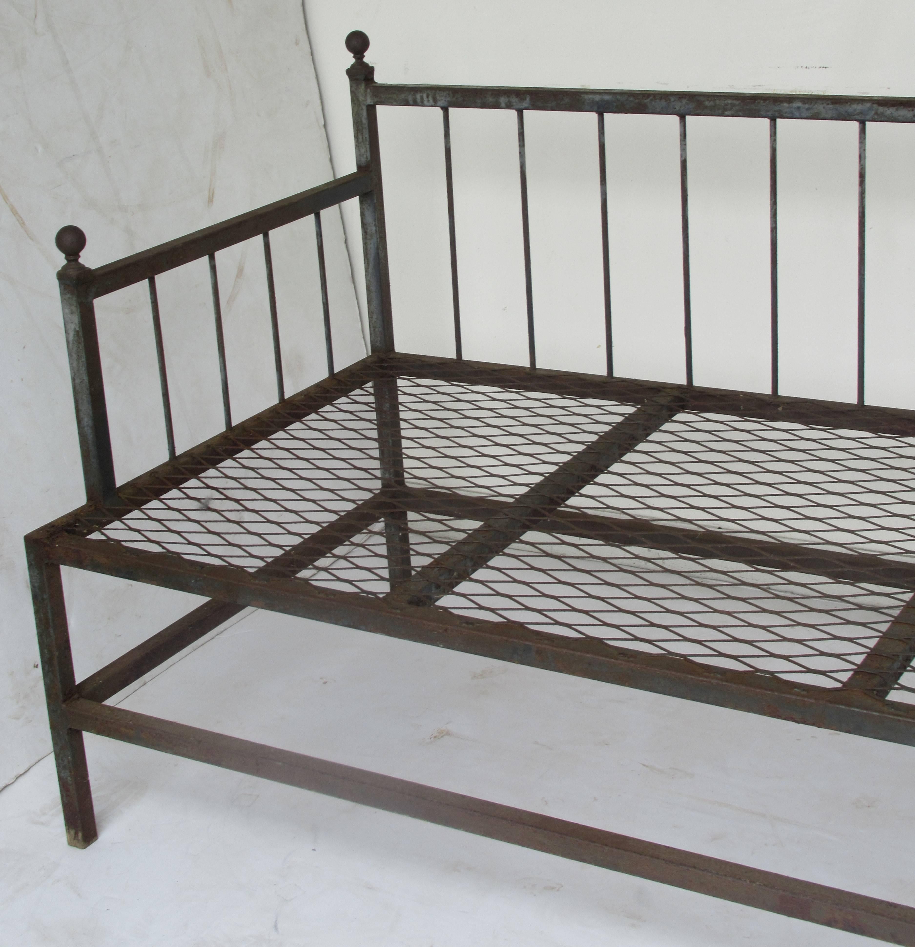 Classical Iron Daybed  In Good Condition In Rochester, NY