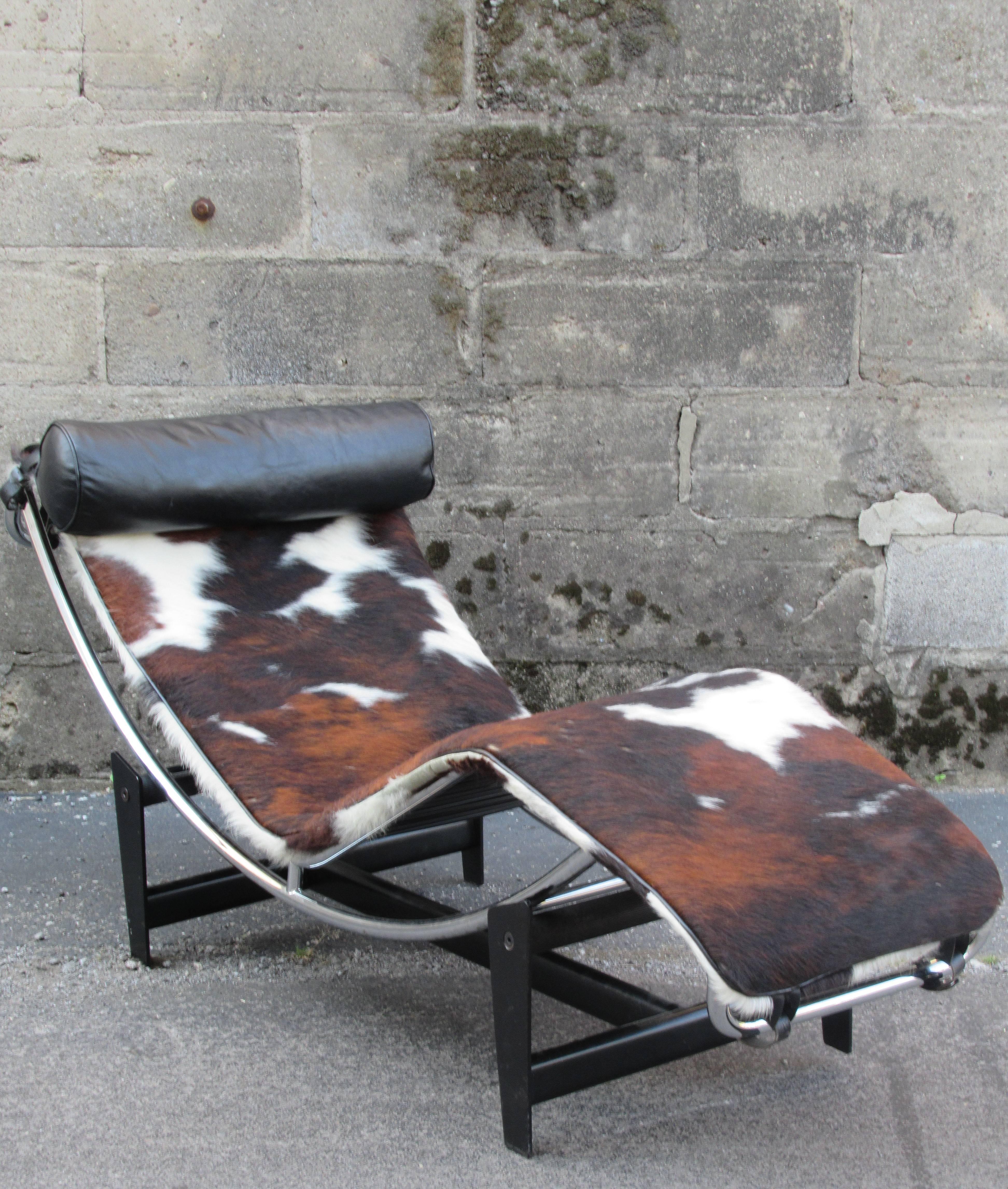 Le Corbusier LC4 style adjustable chaise longue originally designed in 1928 together with Pierre Jeanneret and Charlotte Perriand. This chaise is unmarked - the manufacturer is unknown (possibly Italian made) and of a later date - circa 1980s.