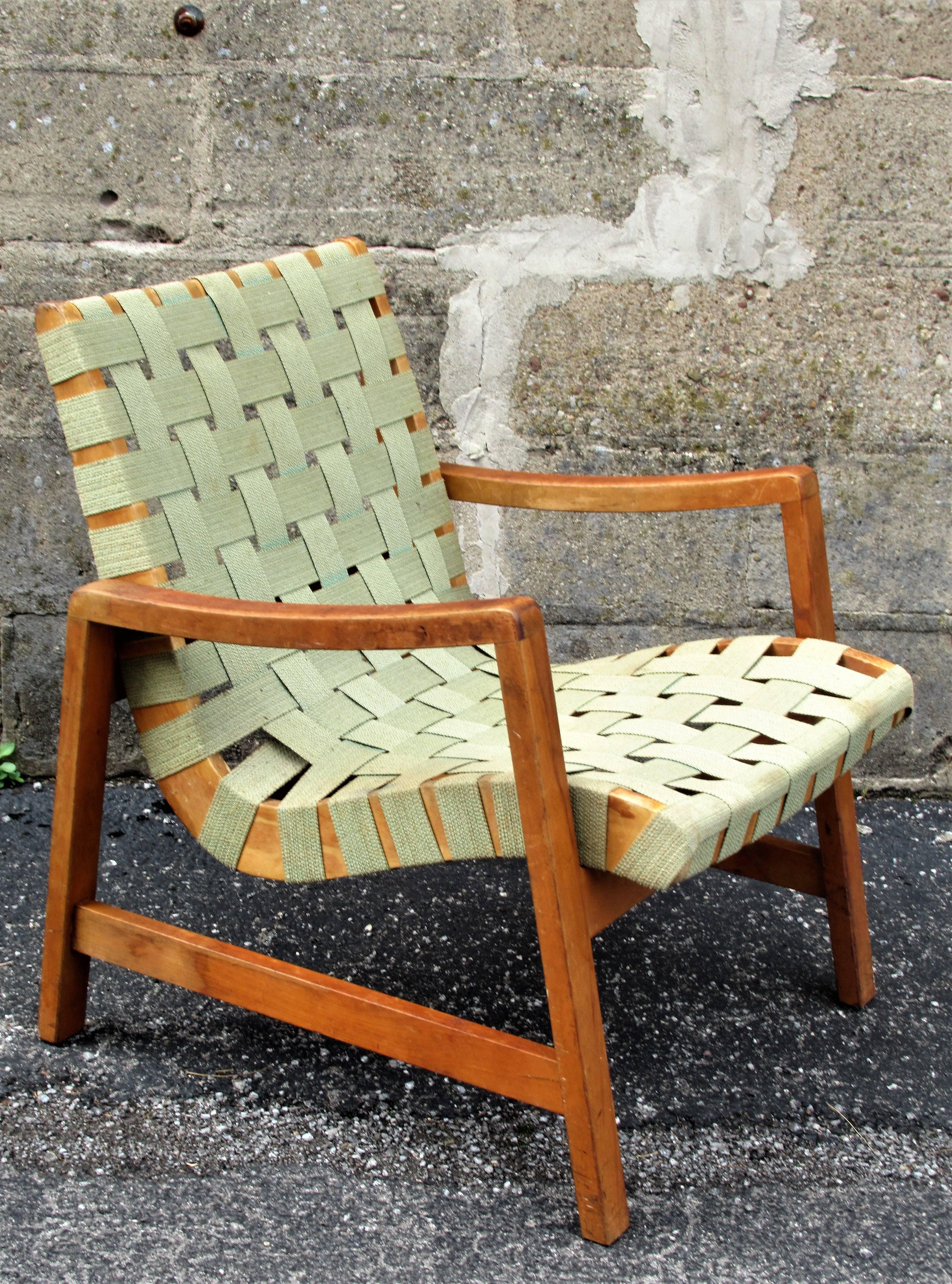 Early Jens Risom model 652 lounge chair for Knoll, circa 1940s. The chair is all original with beautifully aged warm color patina to birch frame. The original webbing is intact and strong. See all pictures.