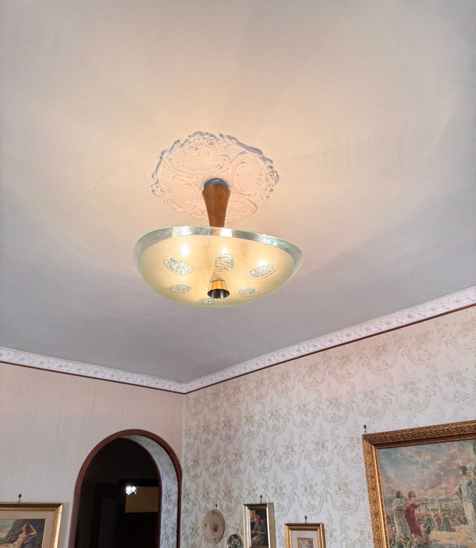 Lampadario a sospensione Max Ingrand per Fontana Arte, Anni '60.
Icona senza tempo del design italiano, questo lampadario a sospensione firmato Max Ingrand per Fontana Arte incarna l’eleganza sofisticata e l’avanguardia stilistica tipica degli anni