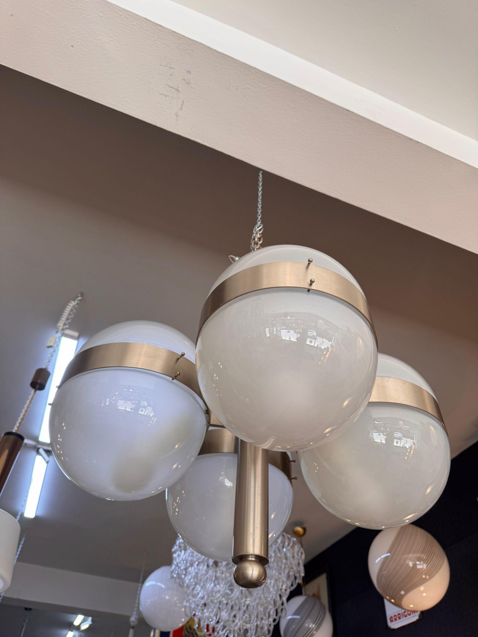 Lampadario di Sergio Mazza per Artemide, anni '60
Una scultura luminosa che fonde rigore industriale e sensualità materica. Questo straordinario lampadario disegnato da Sergio Mazza per Artemide negli anni ‘60 rappresenta alla perfezione l’estetica