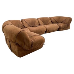 Canapé modulaire vintage signé Airborne, en daim marron, design sculptural, 1970