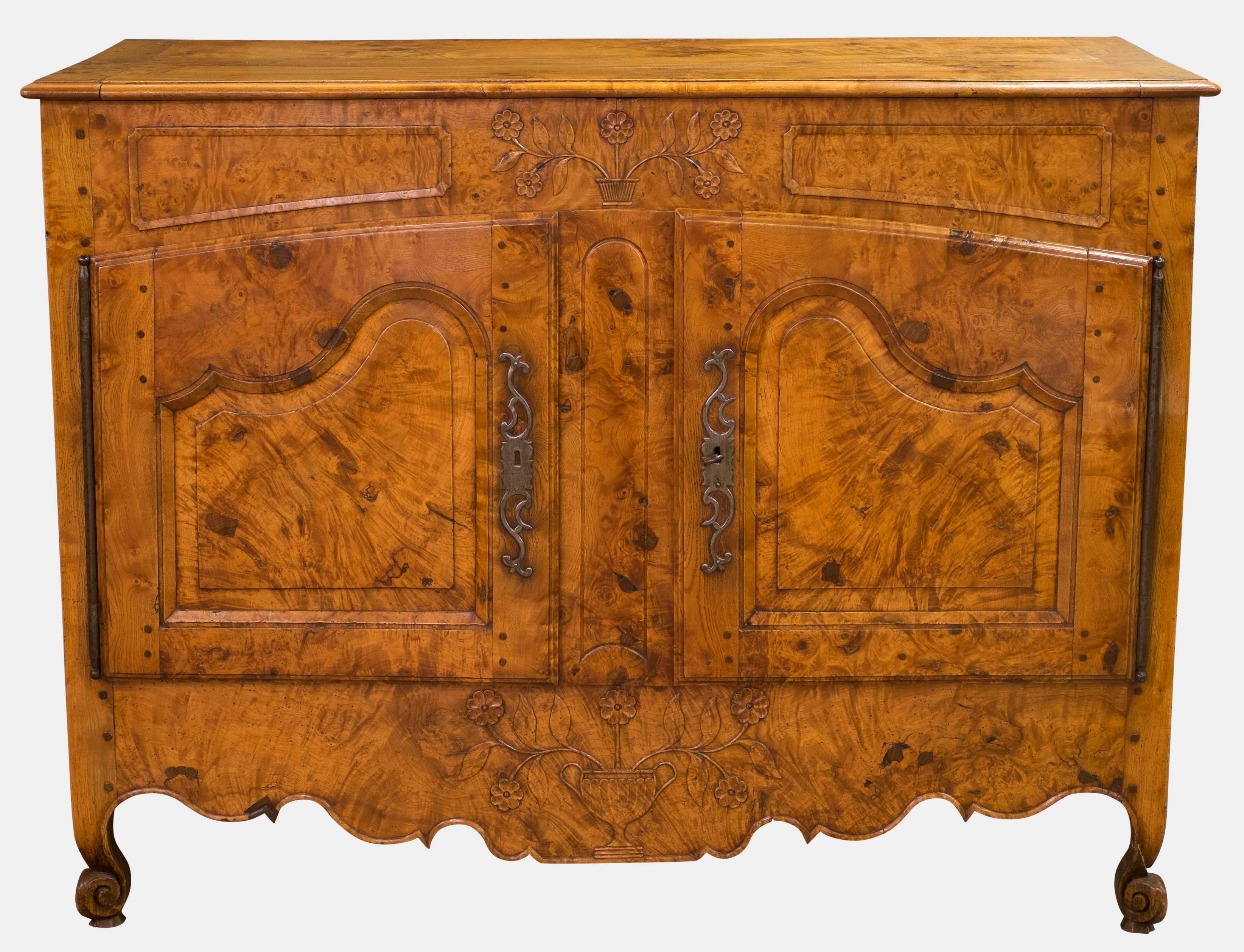 A good early 19th century French Provincial (Breton) elm and burr elm buffet of superb color. 

Measures: 104cm (40.9