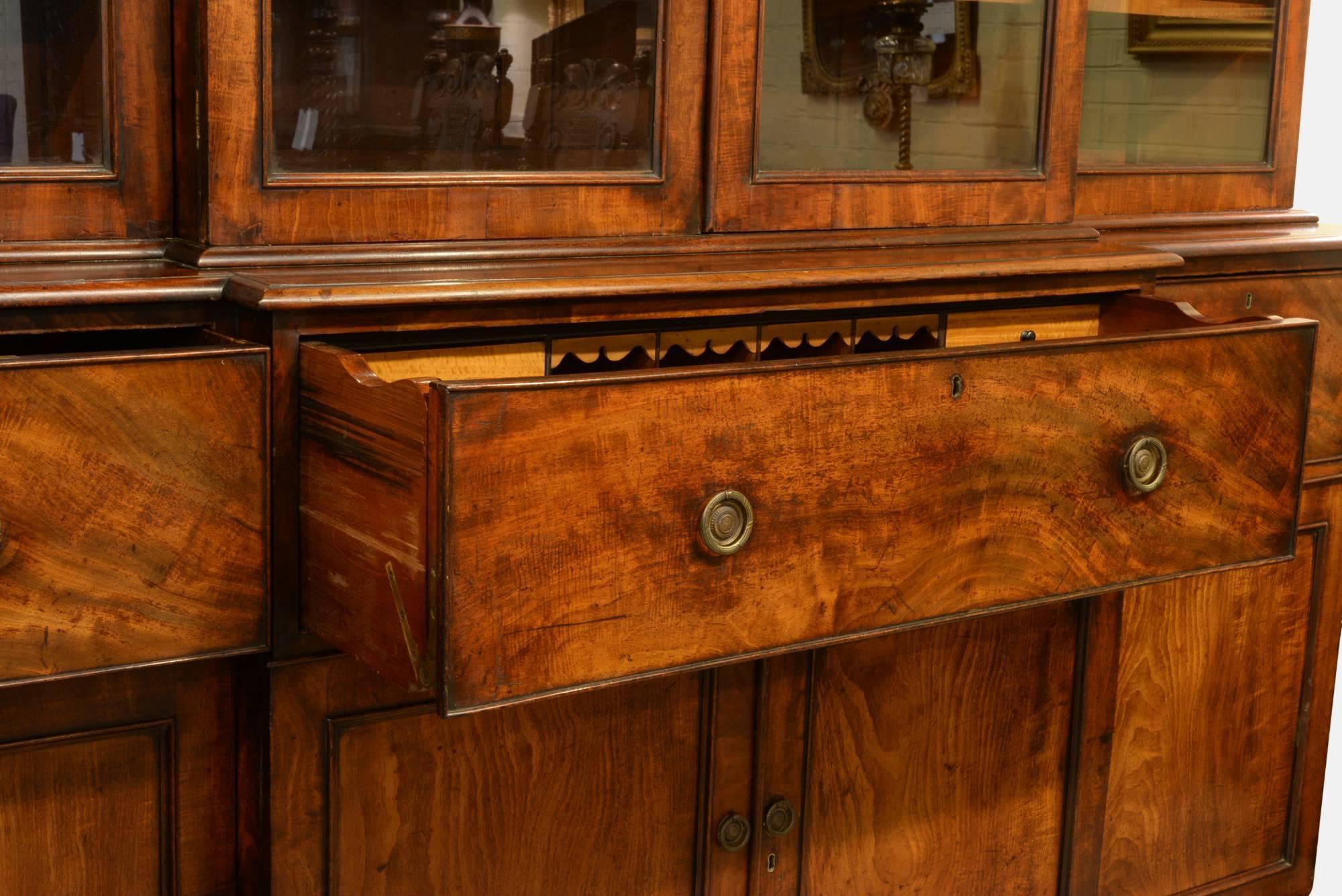 A good George III mahogany four-door secrétaire bookcase,

circa 1800.
Measures:
226cm (89.0