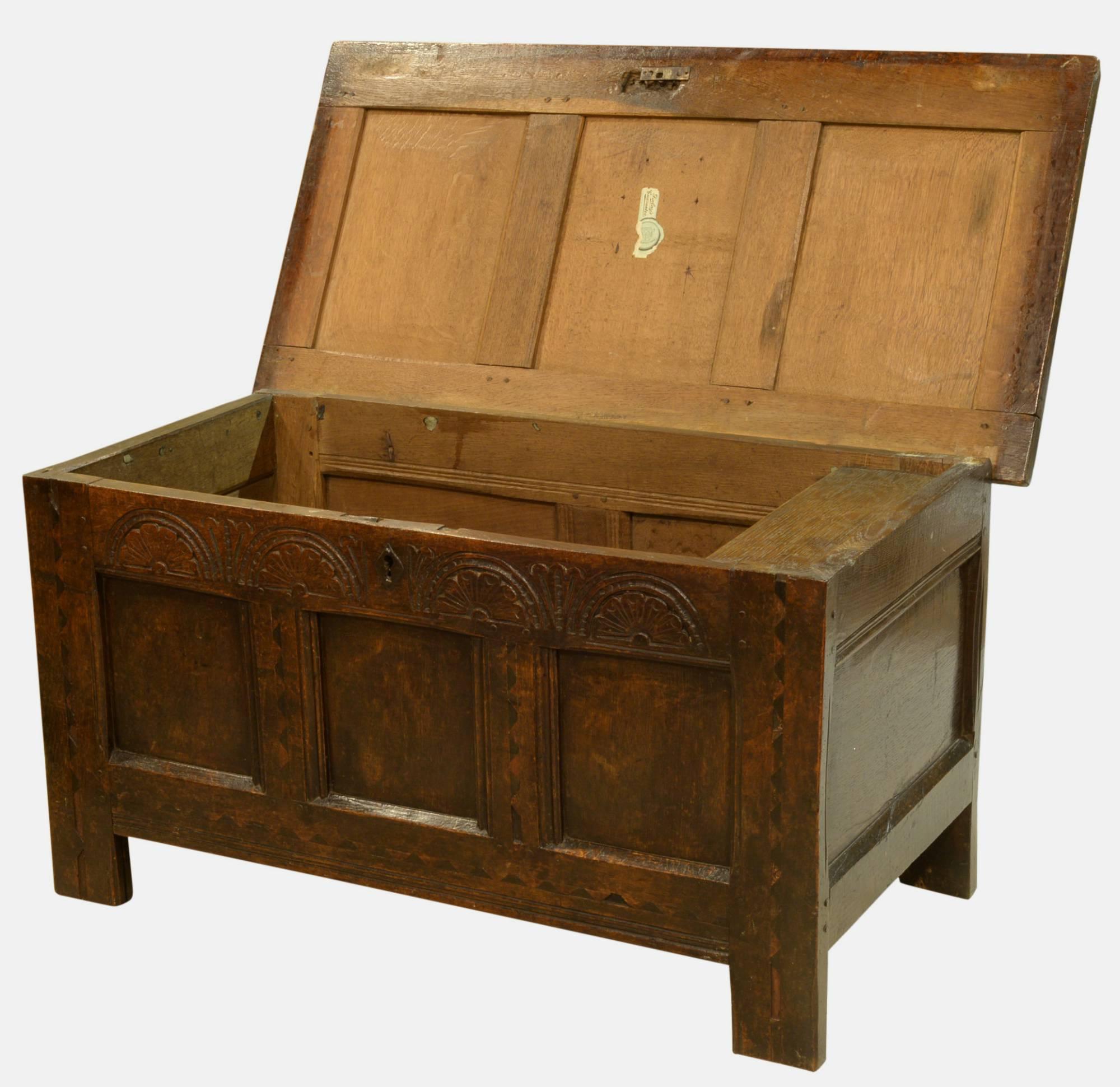 17th century oak coffer. Nice color and condition and old repair, 
circa 1660. 
Measures: 55cm (21.7