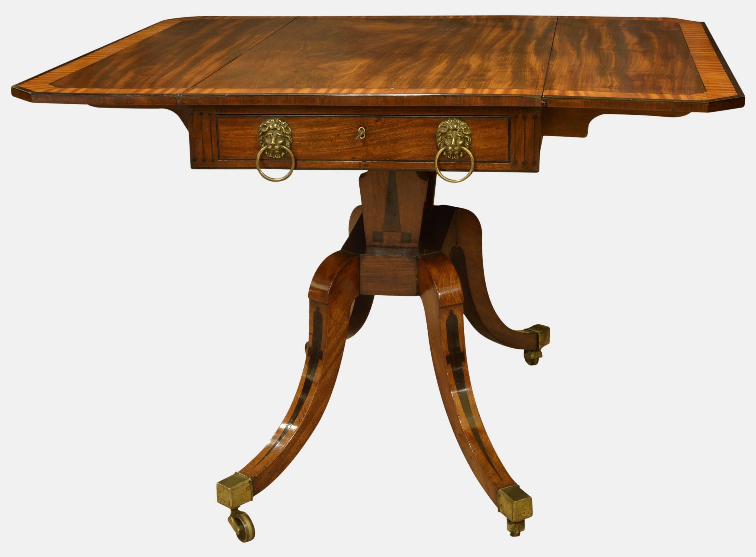Elegant English Regency pedestal pembroke table. In mahogany, crossbanded in satinwood. Inlaid throughout with ebony, almost certainly attributed to George Oakley. Twin drawers with lion handles,

circa 1810.

Measure: 73cm (28.7