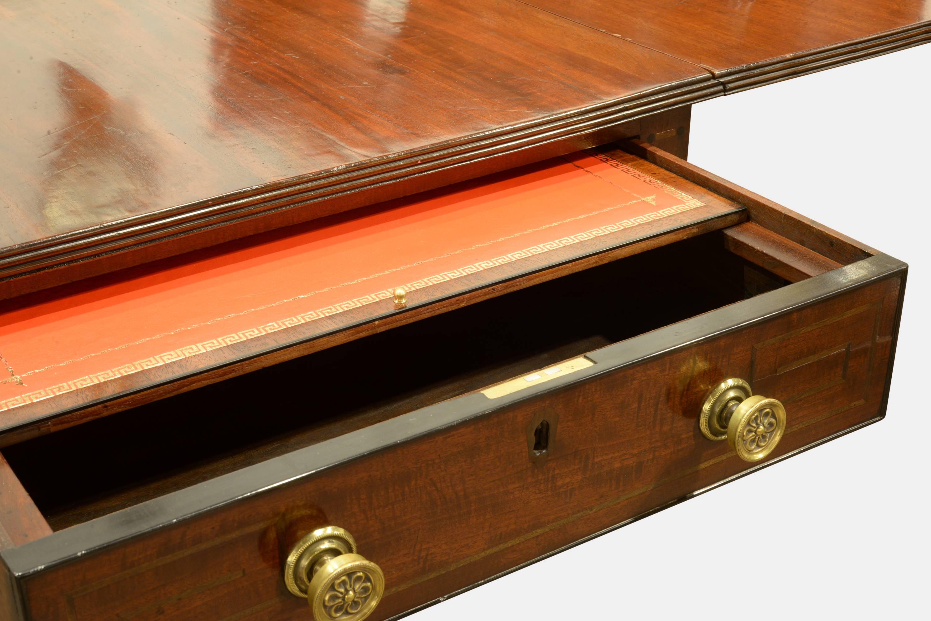 Regency mahogany Pembroke library table with writing slide and pen drawer.

Measures: 70cm (27.6