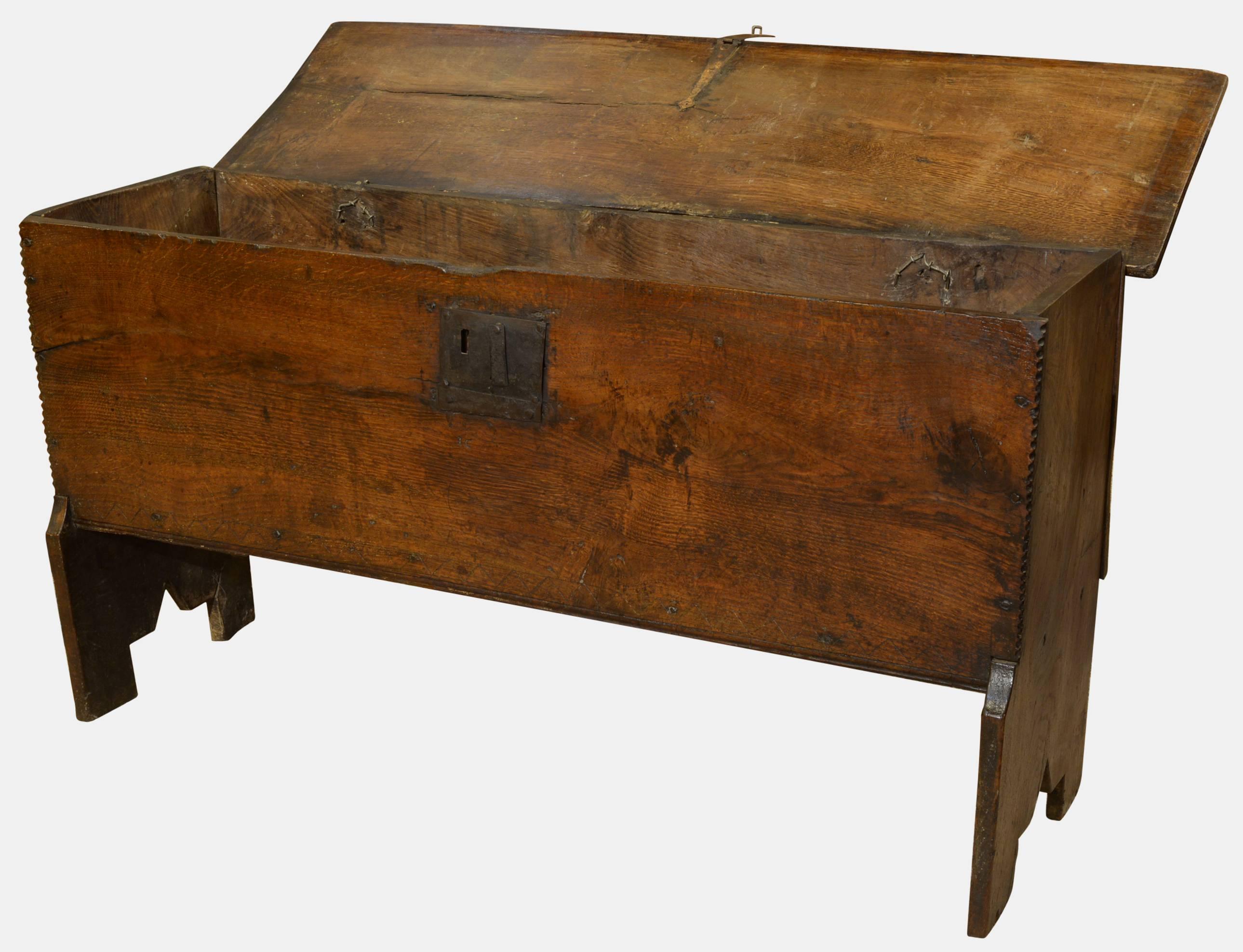 A good 17th century oak six plank coffer.

Measures: 62cm (24.4