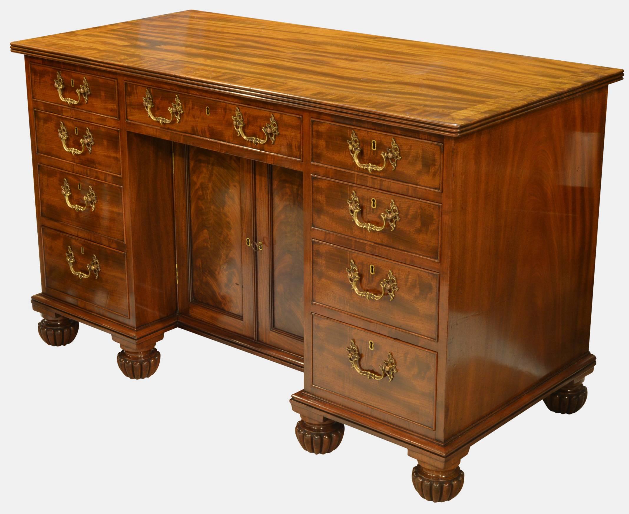 George III Kneehole Mahogany Desk In Excellent Condition For Sale In Salisbury, GB