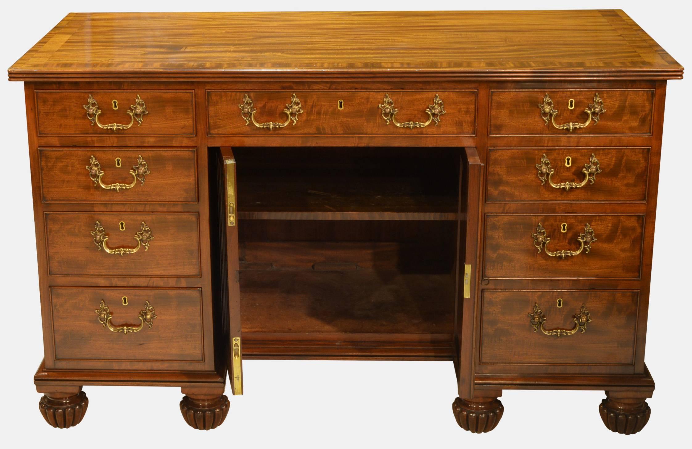 George III knee hole mahogany crossbanded top desk in the manner of Gillows,

circa 1820.

74 cm (29.1