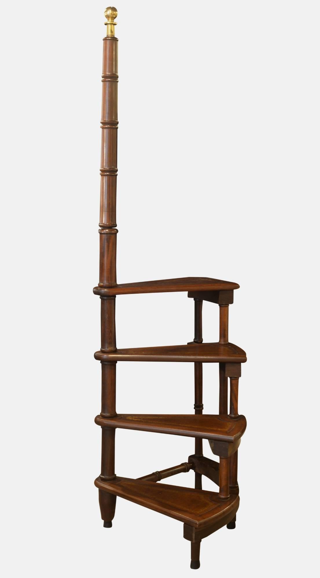 Mid-20th century set of library steps in a Regency style.

Measures: Height of top step 80cm.
  