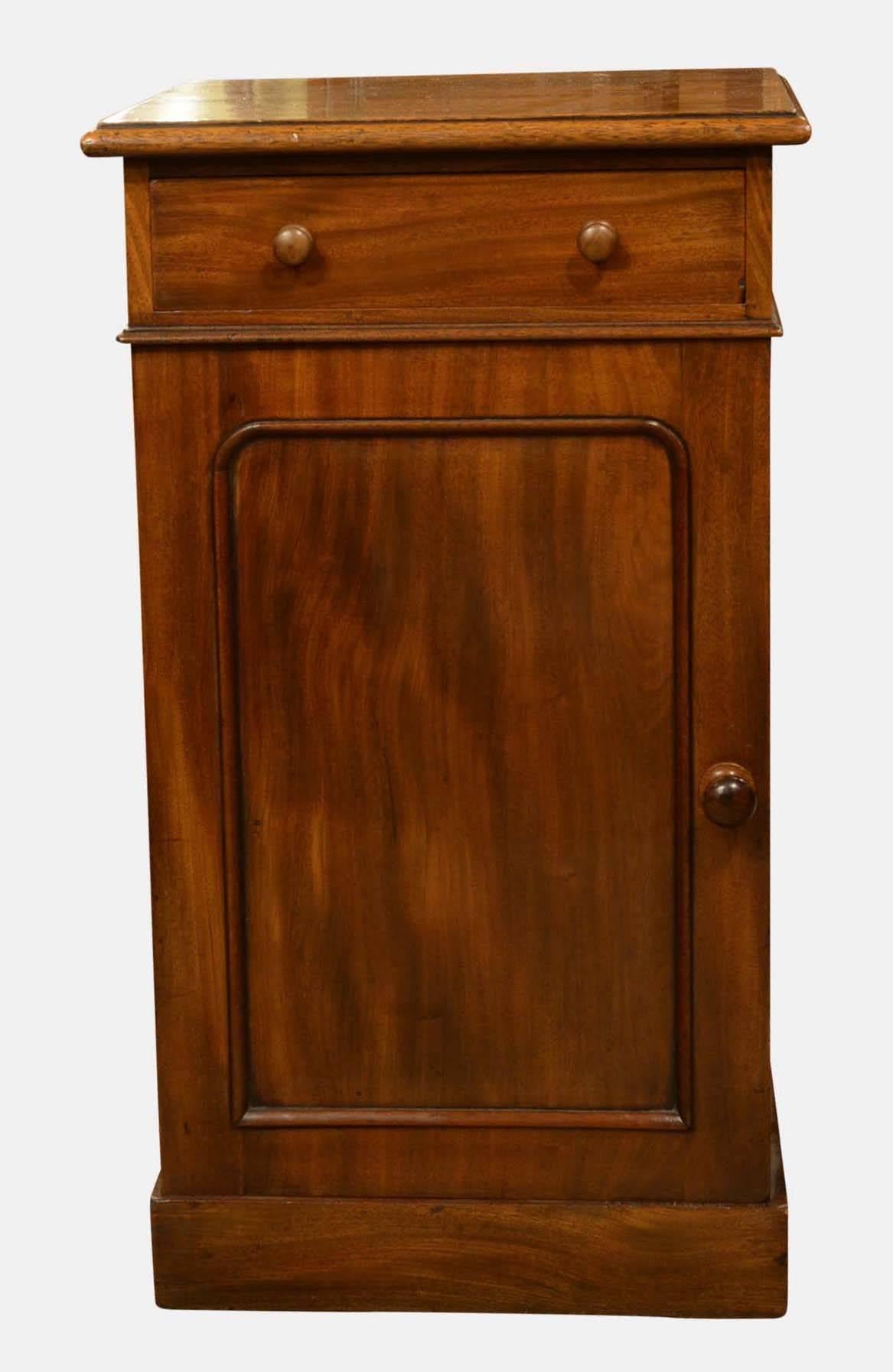 A good mid-19th century mahogany bedside/lamp cupboard with single drawer.

circa 1850.