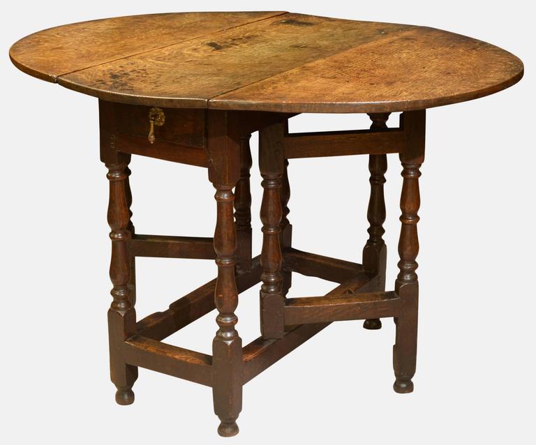 Early 18th Century Small Gateleg Table For At 1stdibs A Fine Early 18th Century Small Oak Gateleg Table The Top Of Quarter Cut Planks With