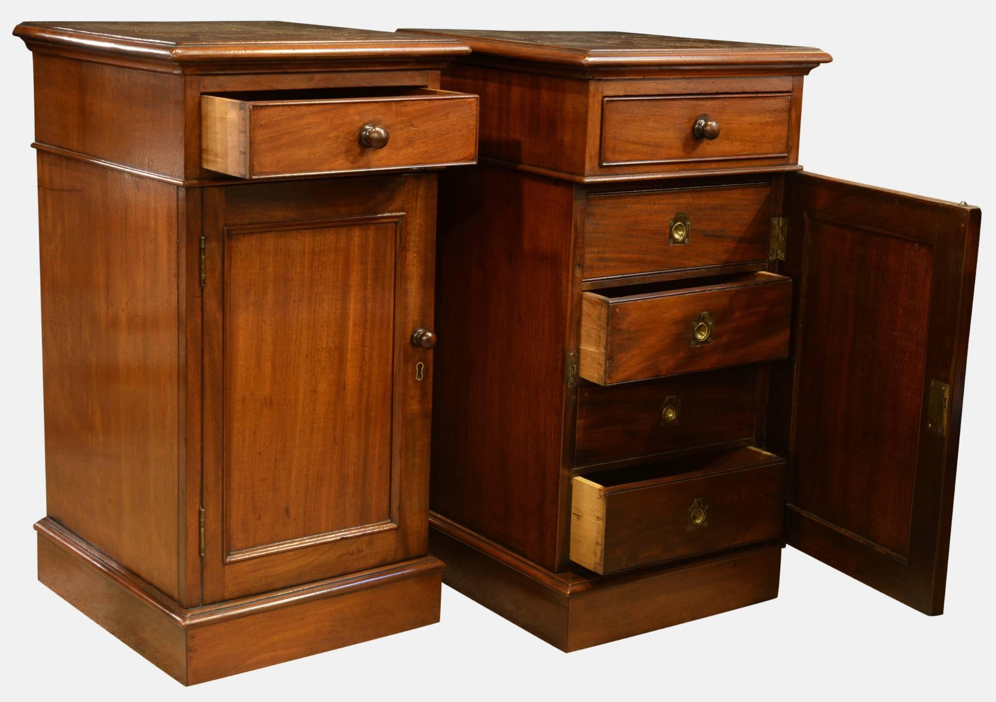 Pair of Mahogany Bedside Cabinets In Excellent Condition In Salisbury, GB