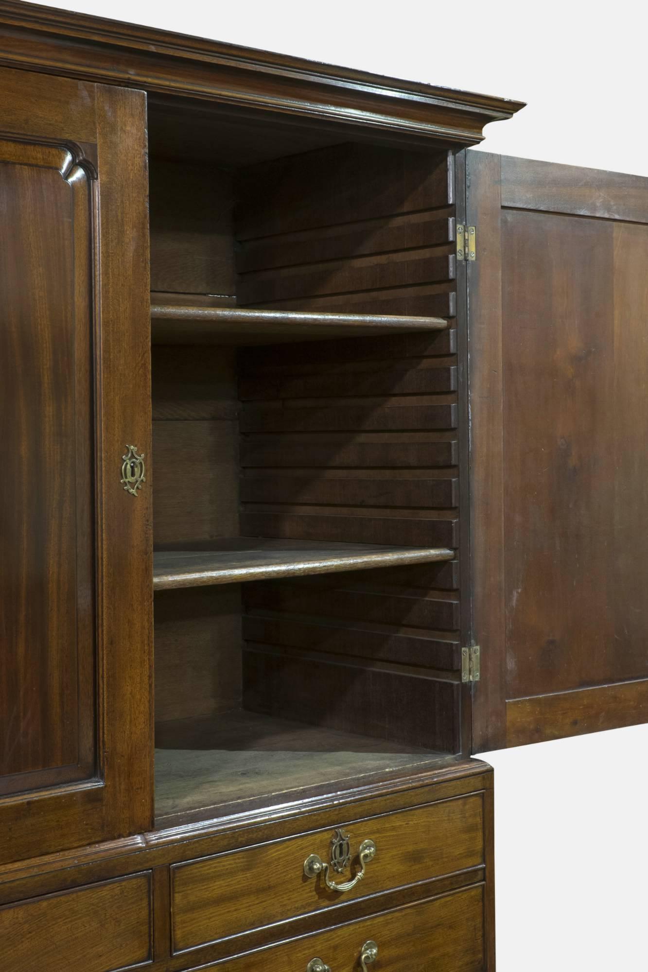 Cuban Mahogany Cabinet on Chest In Excellent Condition For Sale In Salisbury, GB