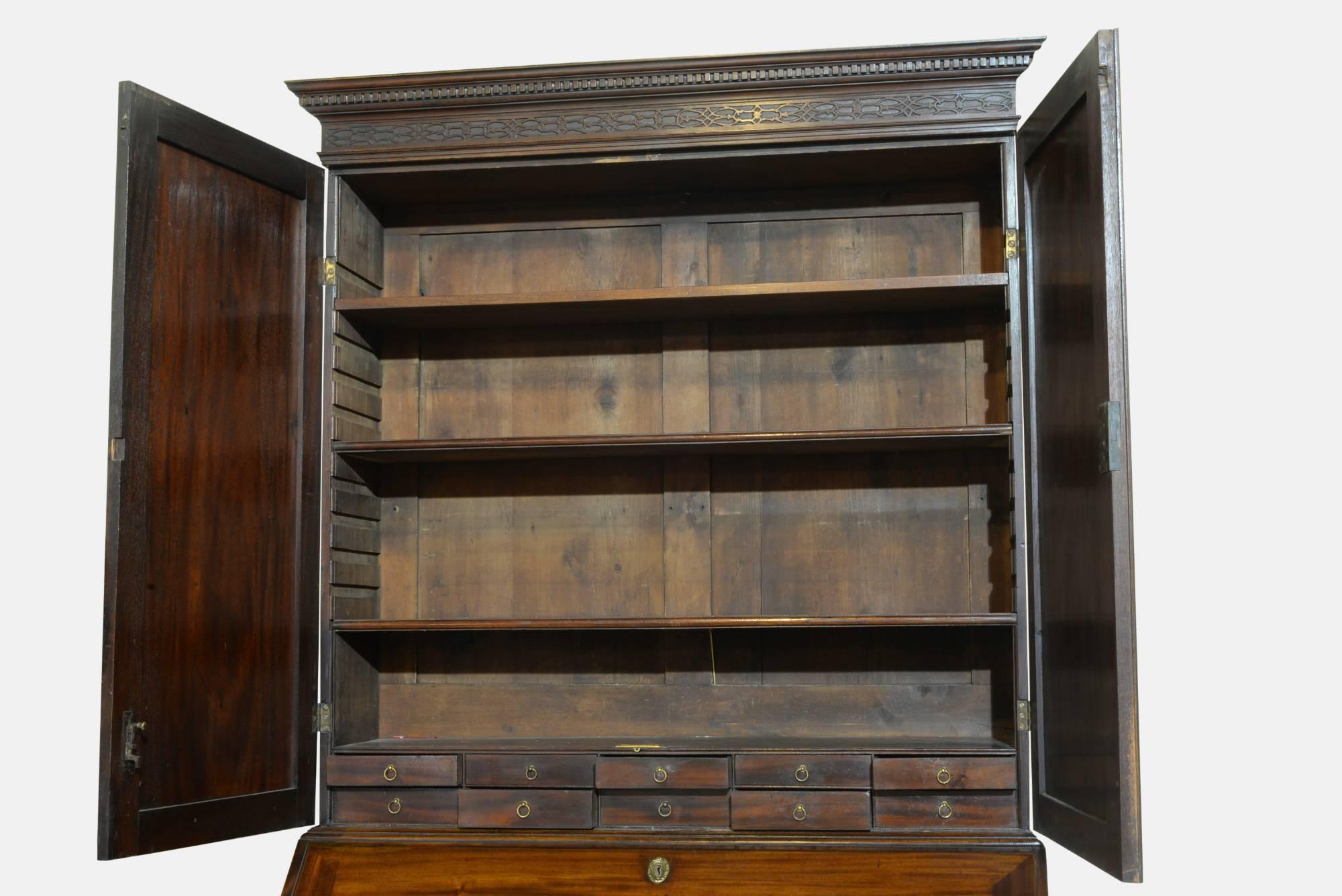 George III Chippendale Style Bureau Bookcase In Excellent Condition In Salisbury, GB