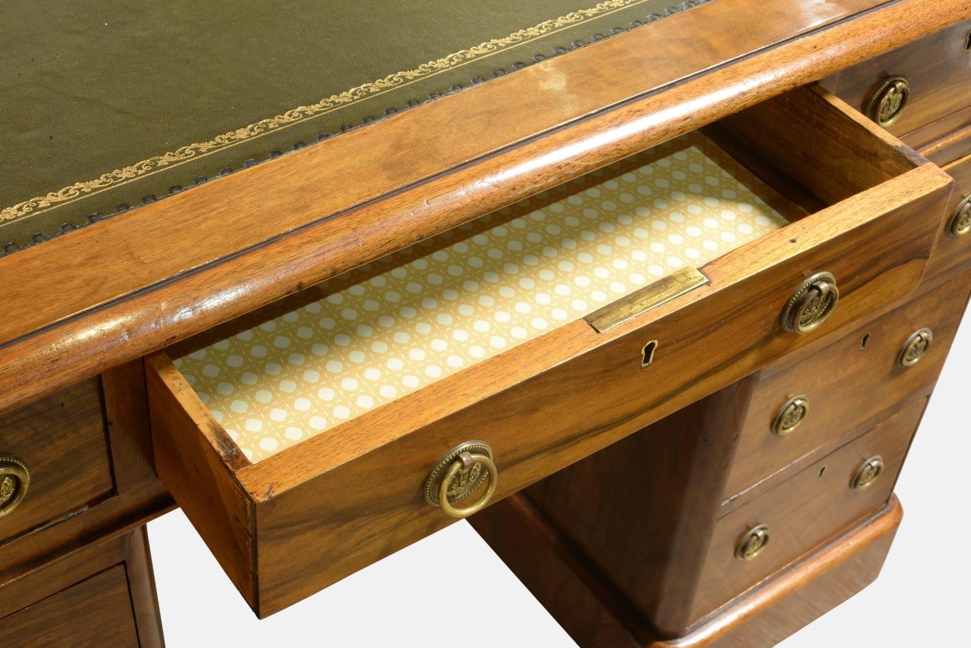 Victorian Walnut Kneehole Desk In Excellent Condition In Salisbury, GB