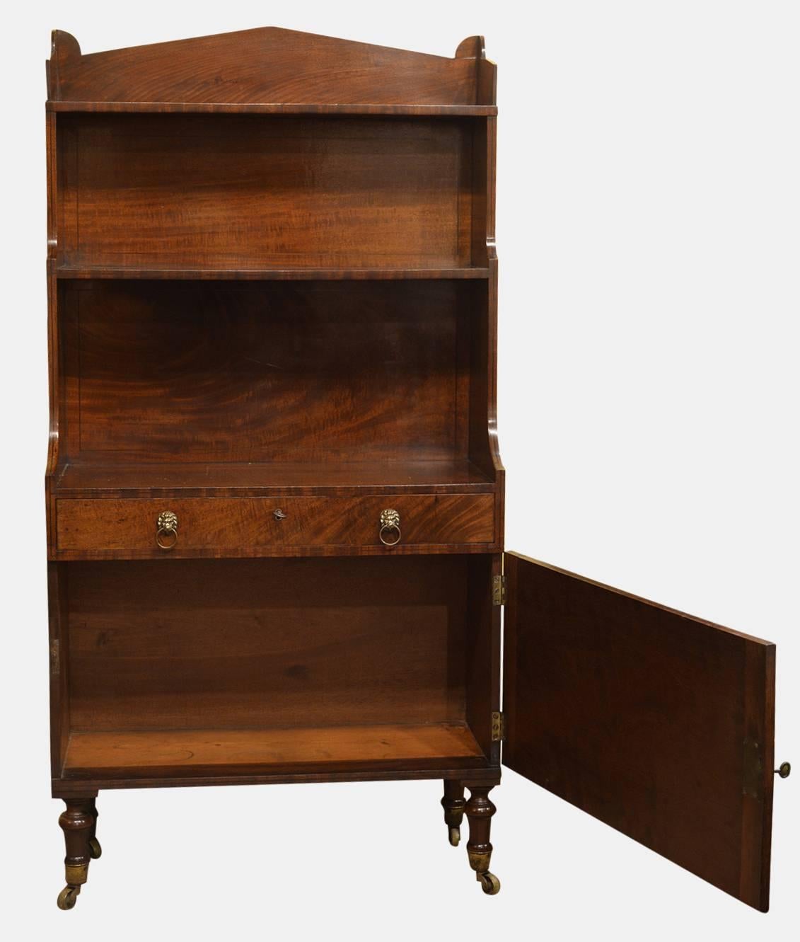 George III Sheraton Period Mahogany Waterfall Bookcase In Excellent Condition For Sale In Salisbury, GB