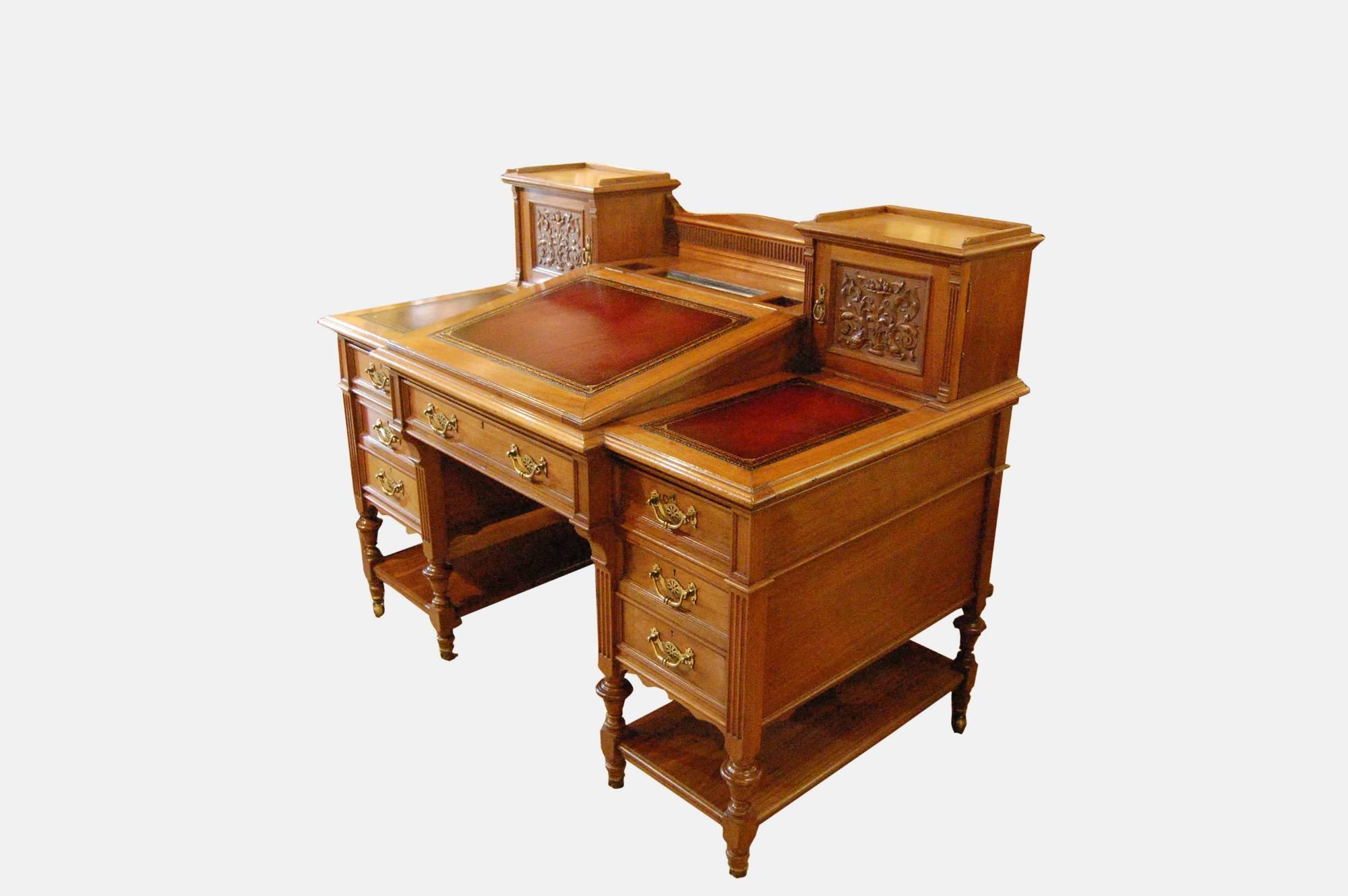 Walnut Register Desk by Maple & Co, circa 1880 In Excellent Condition For Sale In Salisbury, GB