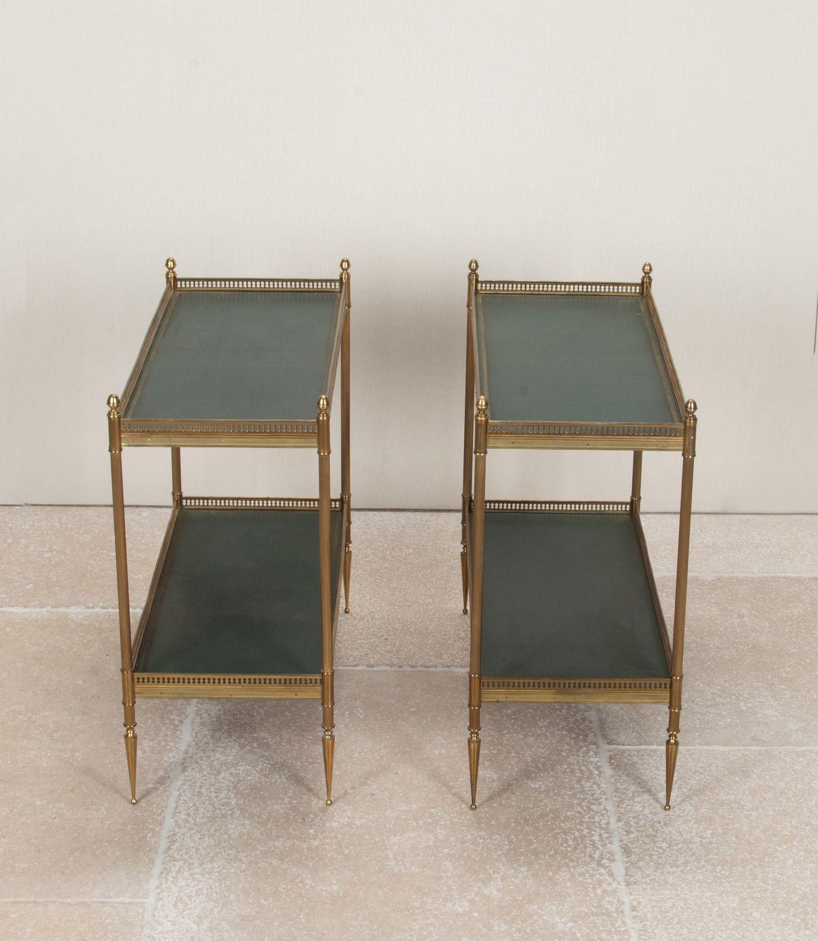Paire de tables d'appoint ou de chevet en laiton de la Maison Jansen du milieu du siècle dernier.
Avec les couvertures d'origine en cuir vert et dorées.
Circa 1970.