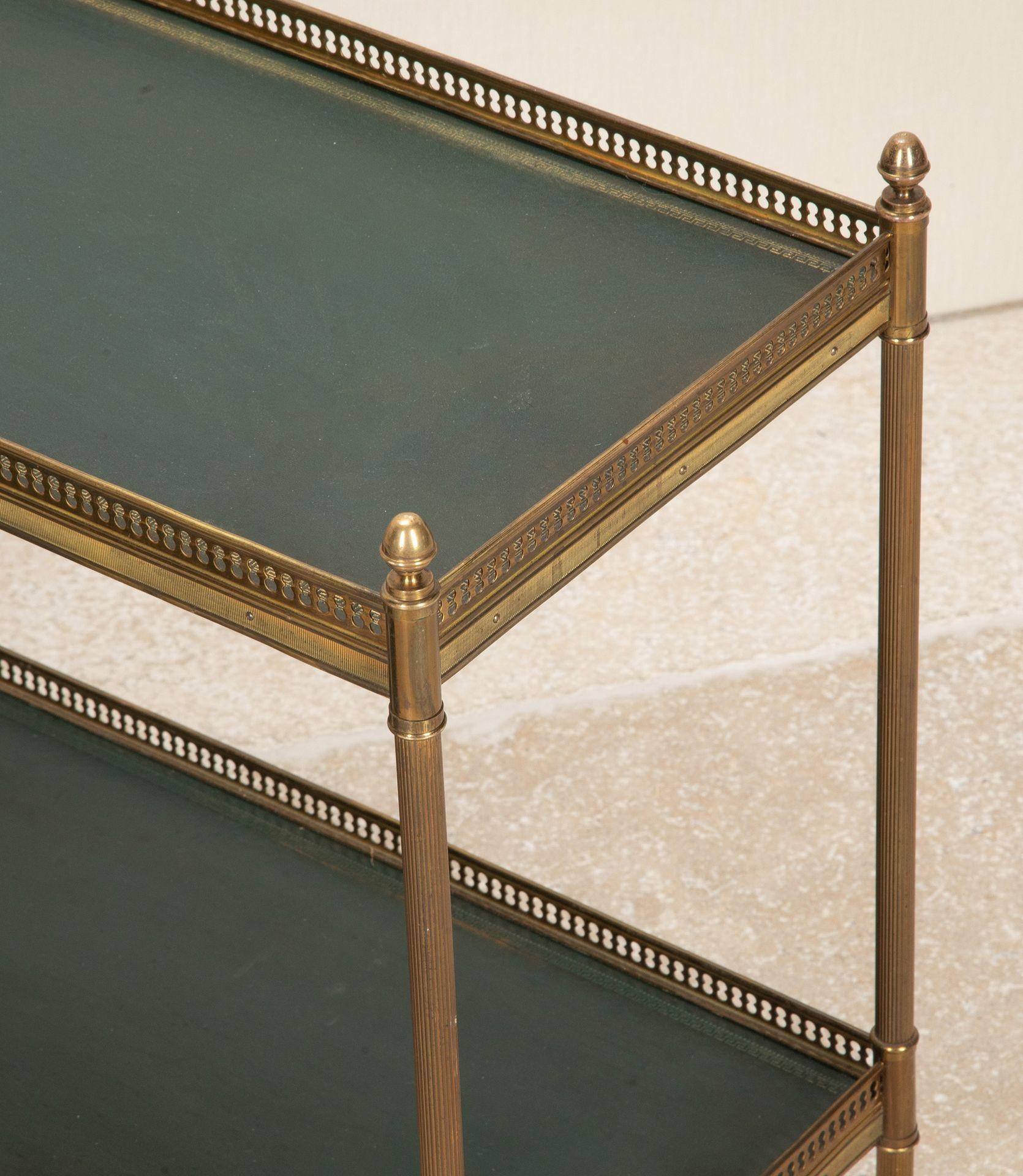 Français Paire de tables d'appoint en laiton de la Maison Jansen du milieu du siècle dernier en vente