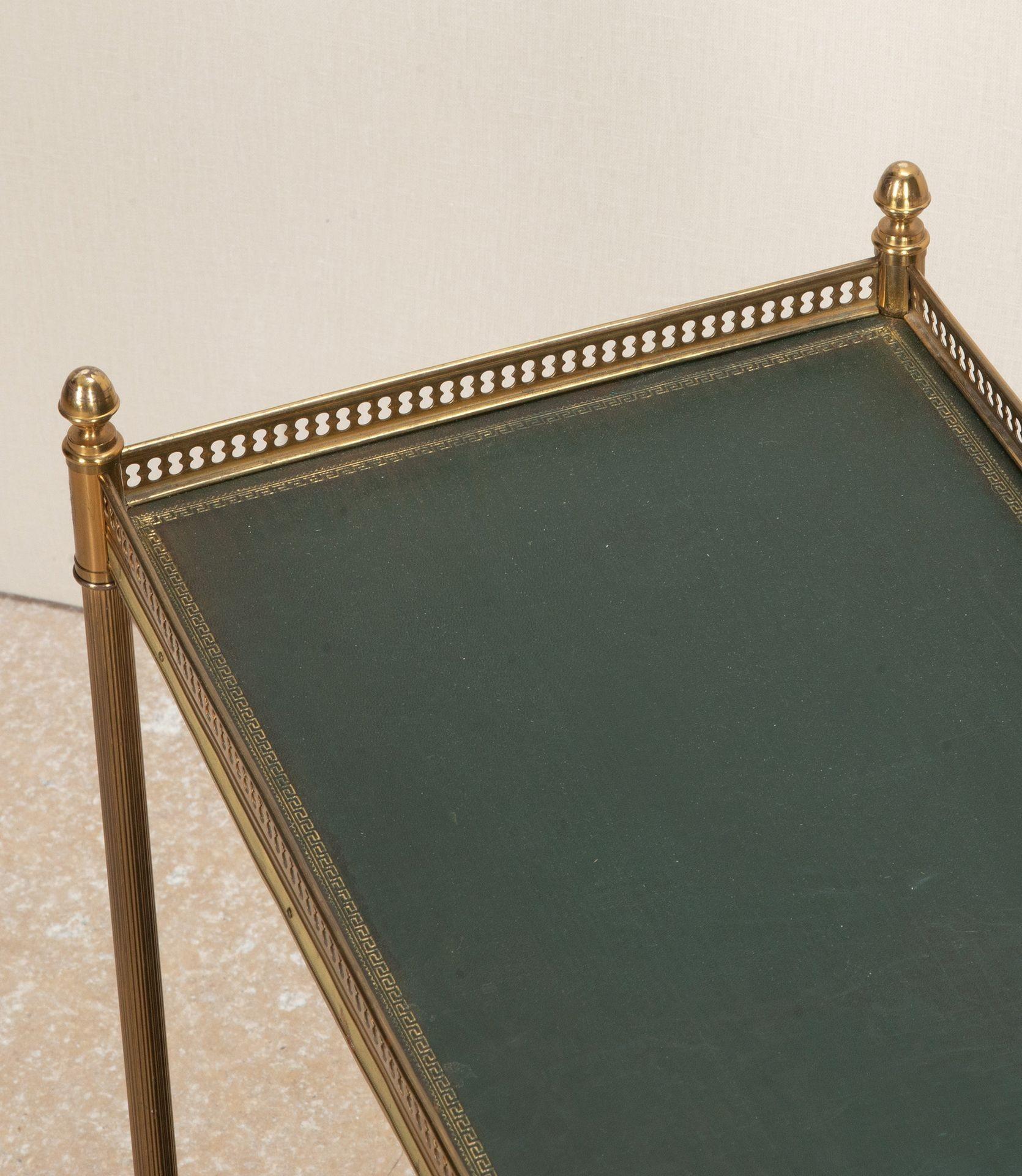 20ième siècle Paire de tables d'appoint en laiton de la Maison Jansen du milieu du siècle dernier en vente