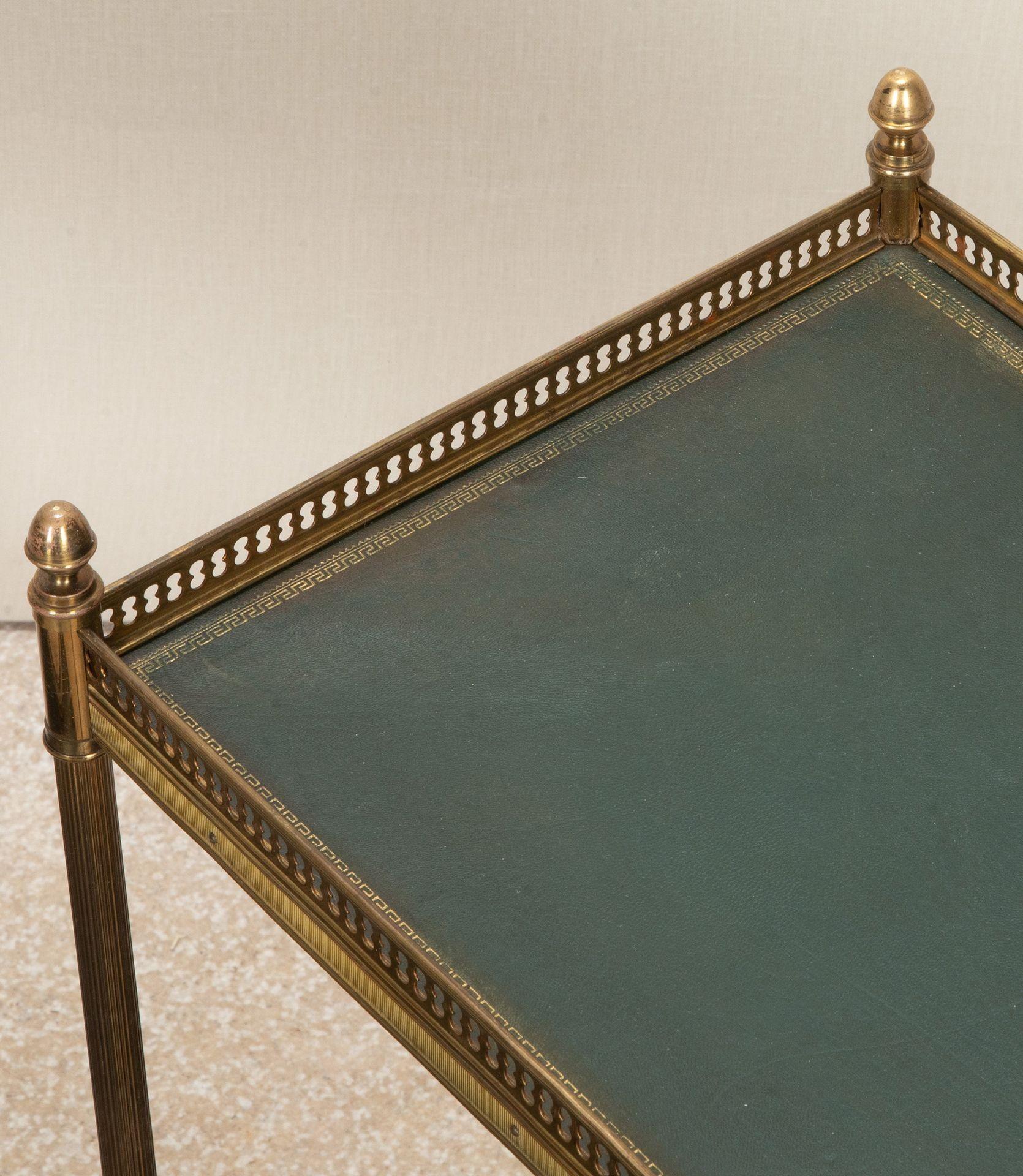 Laiton Paire de tables d'appoint en laiton de la Maison Jansen du milieu du siècle dernier en vente