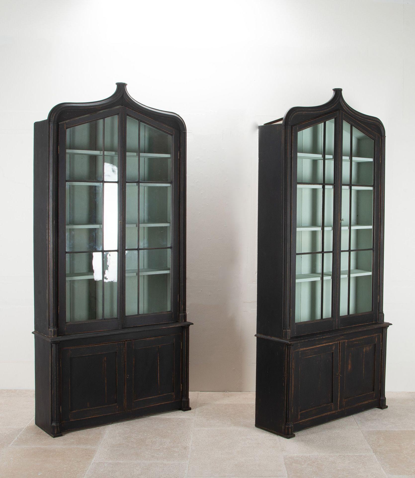 Une fabuleuse paire de bibliothèques anglaises du 19ème siècle. 
Jolie peinture noire douce légèrement abîmée, avec un intérieur bleu poudre. 
Superbes portes en verre ondulé d'origine. Circa 1880.