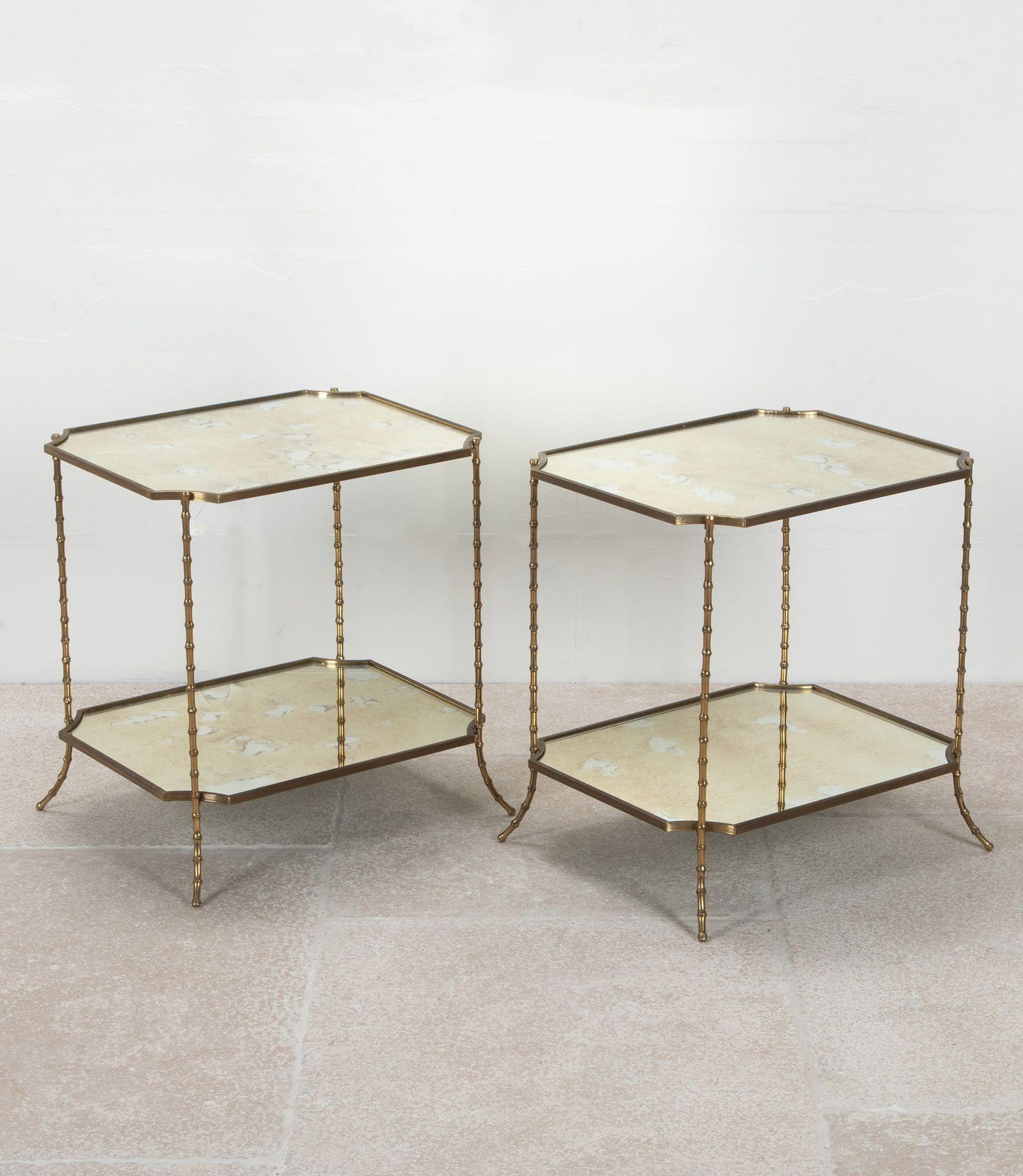 Une fabuleuse paire de tables d'appoint ou de canapé en faux bambou de la Maison Maison Bagues, en laiton, datant du milieu du siècle dernier. 
Avec deux étagères en miroir antiquaire.
Circa 1970.