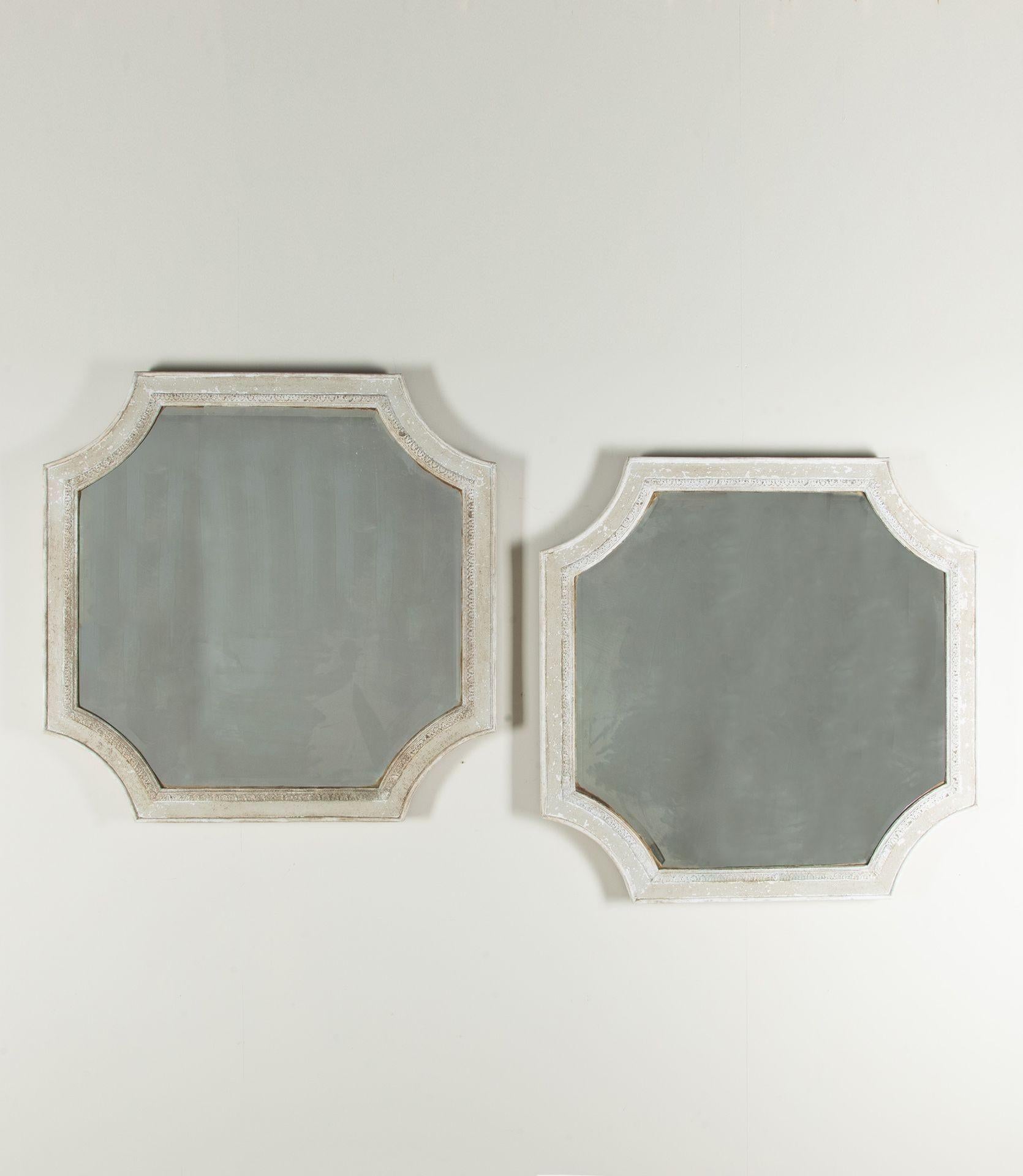 Bonne paire de miroirs peints anglais du début du 20ème siècle avec miroir biseauté d'origine. 
Une forme inhabituelle et une grande échelle rendent ces miroirs idéaux pour une utilisation au-dessus des tables de console ou de part et d'autre d'une