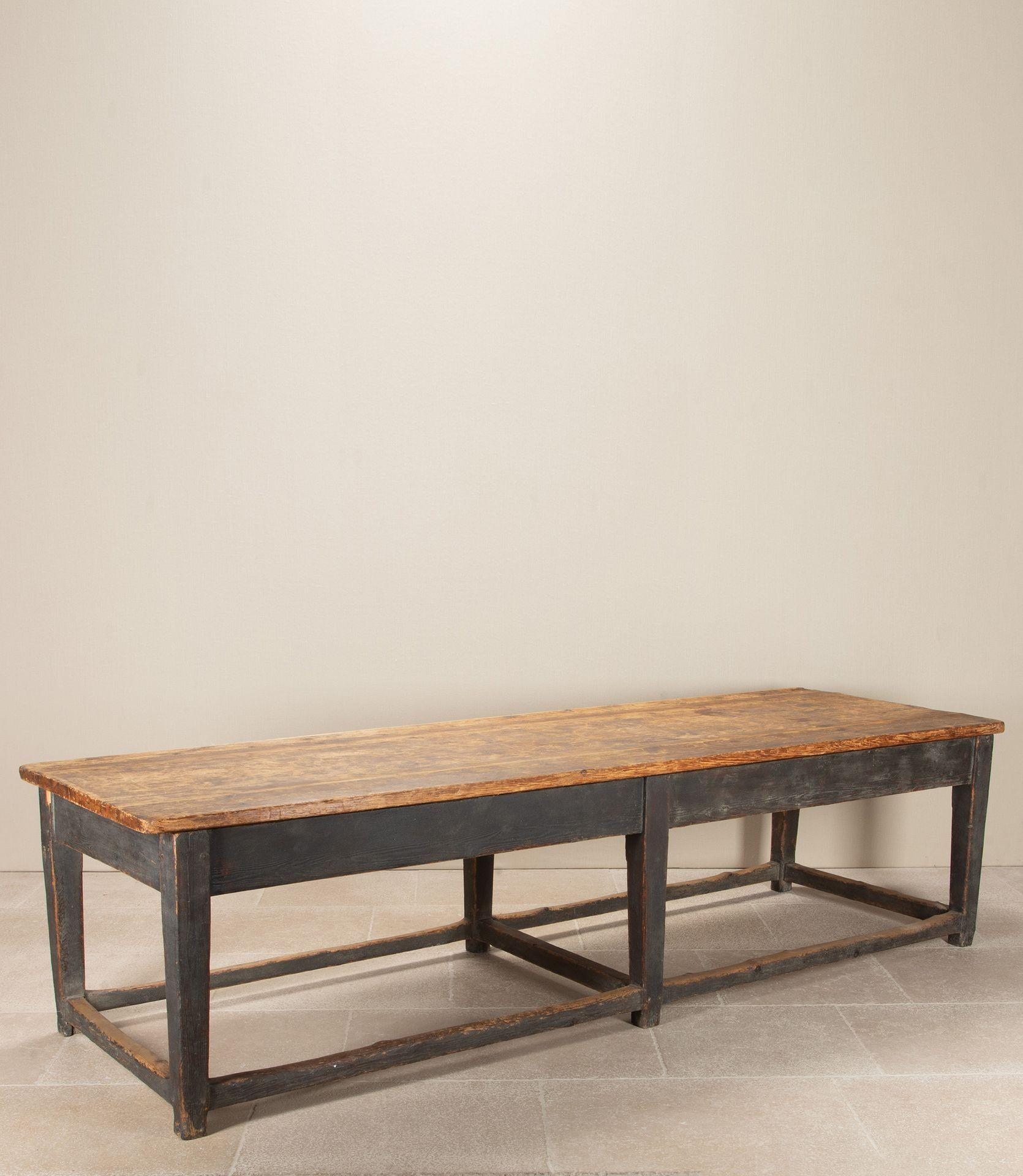 Grande table de cuisine en pin anglais du début du 20e siècle.
De grande taille et de grande envergure. Idéal pour la préparation des repas ou la restauration. La partie supérieure est amovible pour faciliter la mise en place.
Vers 1910.
