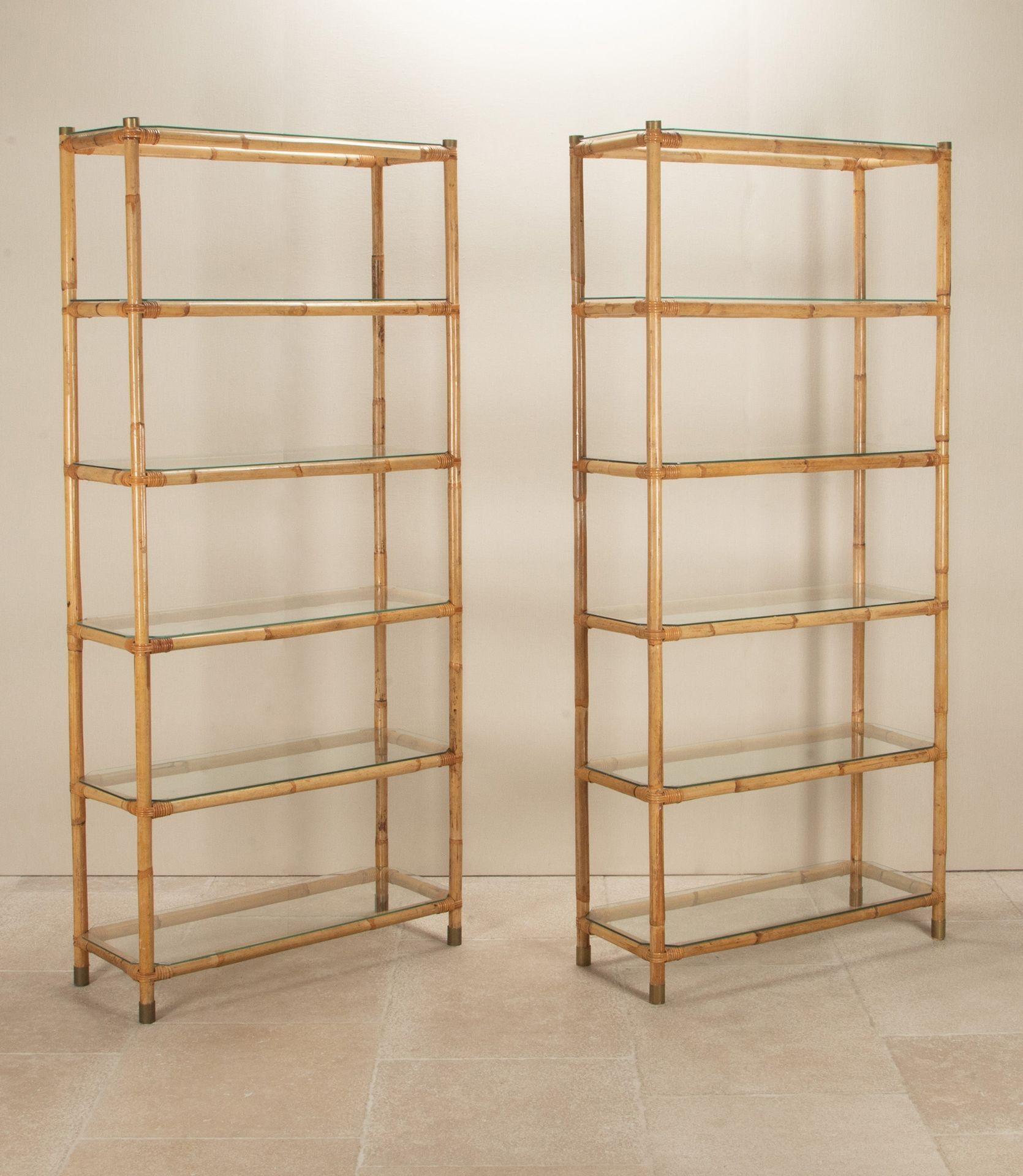 Una favolosa coppia di mensole o etageres in bambù in stile Mid-Century italiano. 

Splendidamente realizzato con terminali e piedi in ottone. Con sei ripiani in vetro ciascuno.

Circa 1970.