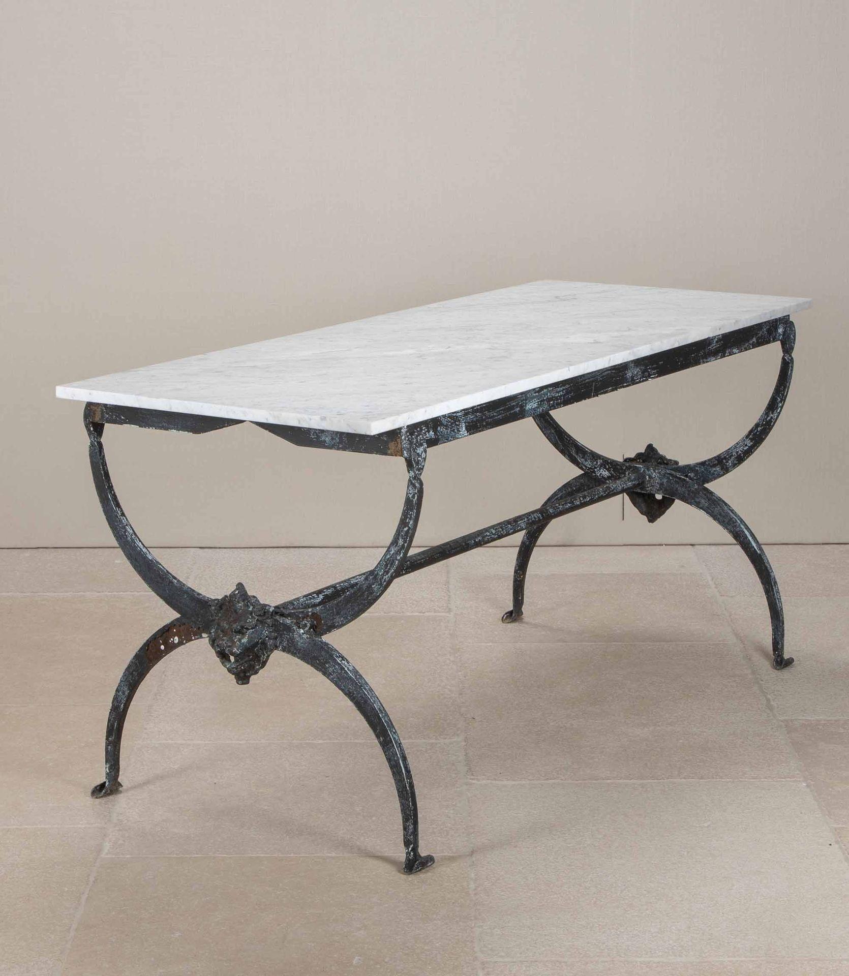 Mesa de carnicero francesa de hierro y mármol de los años 50 De campo en venta