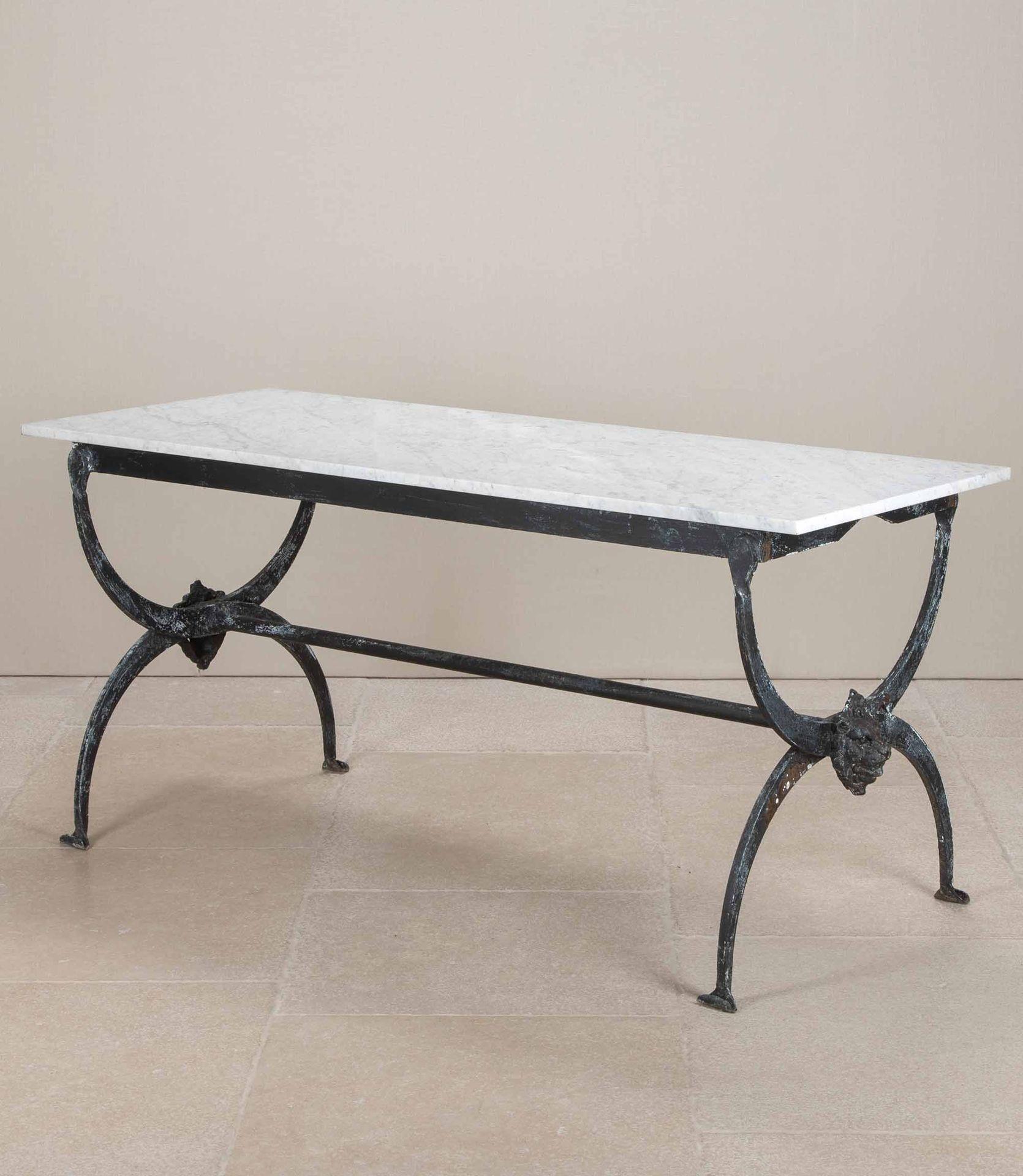 Mesa de carnicero francesa de hierro y mármol de los años 50 Francés en venta
