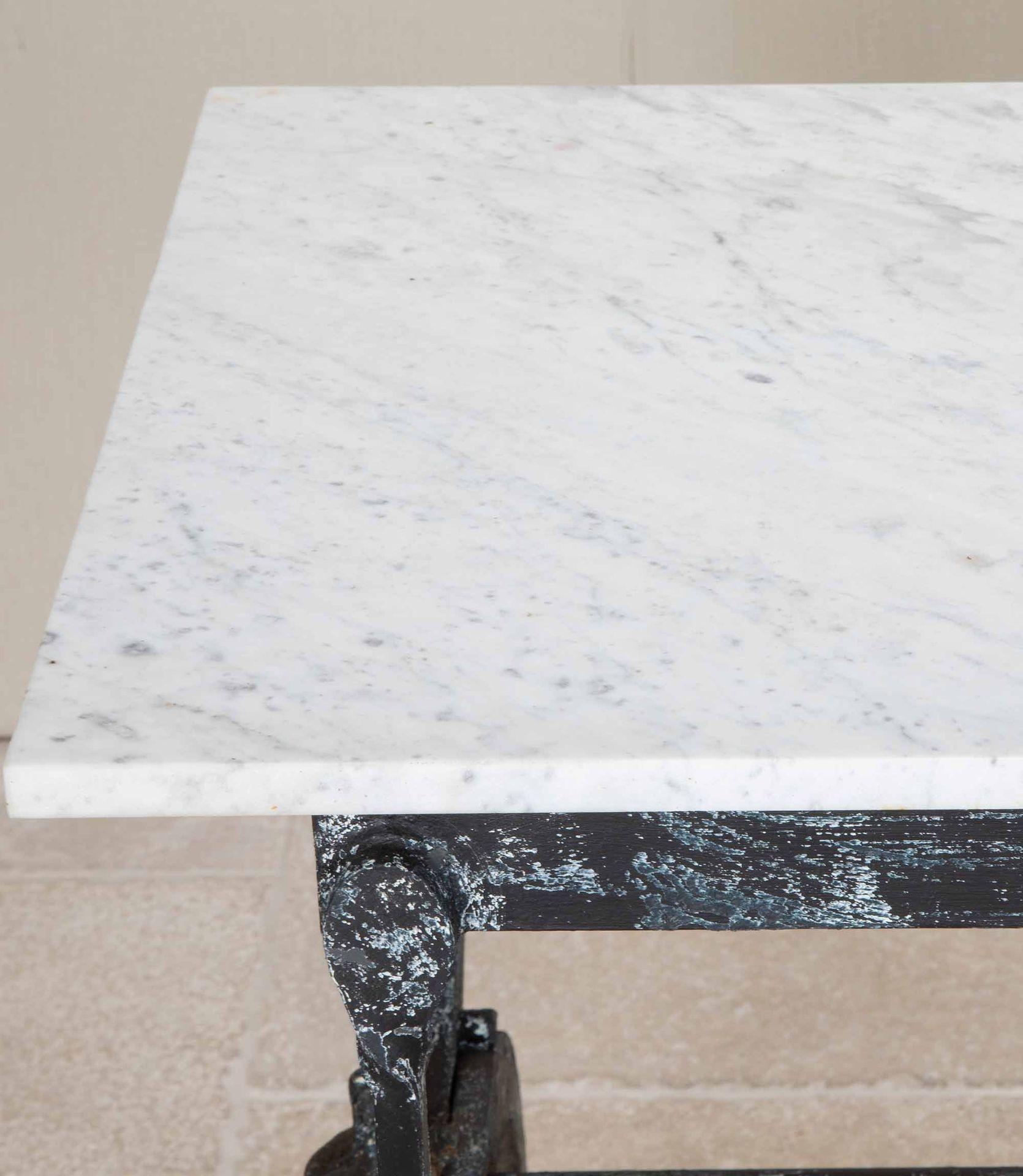 Mesa de carnicero francesa de hierro y mármol de los años 50 en venta 5