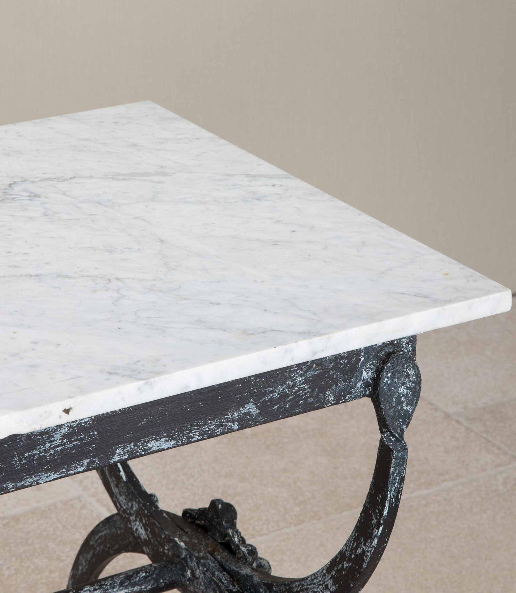 Mesa de carnicero francesa de hierro y mármol de los años 50 en venta 4