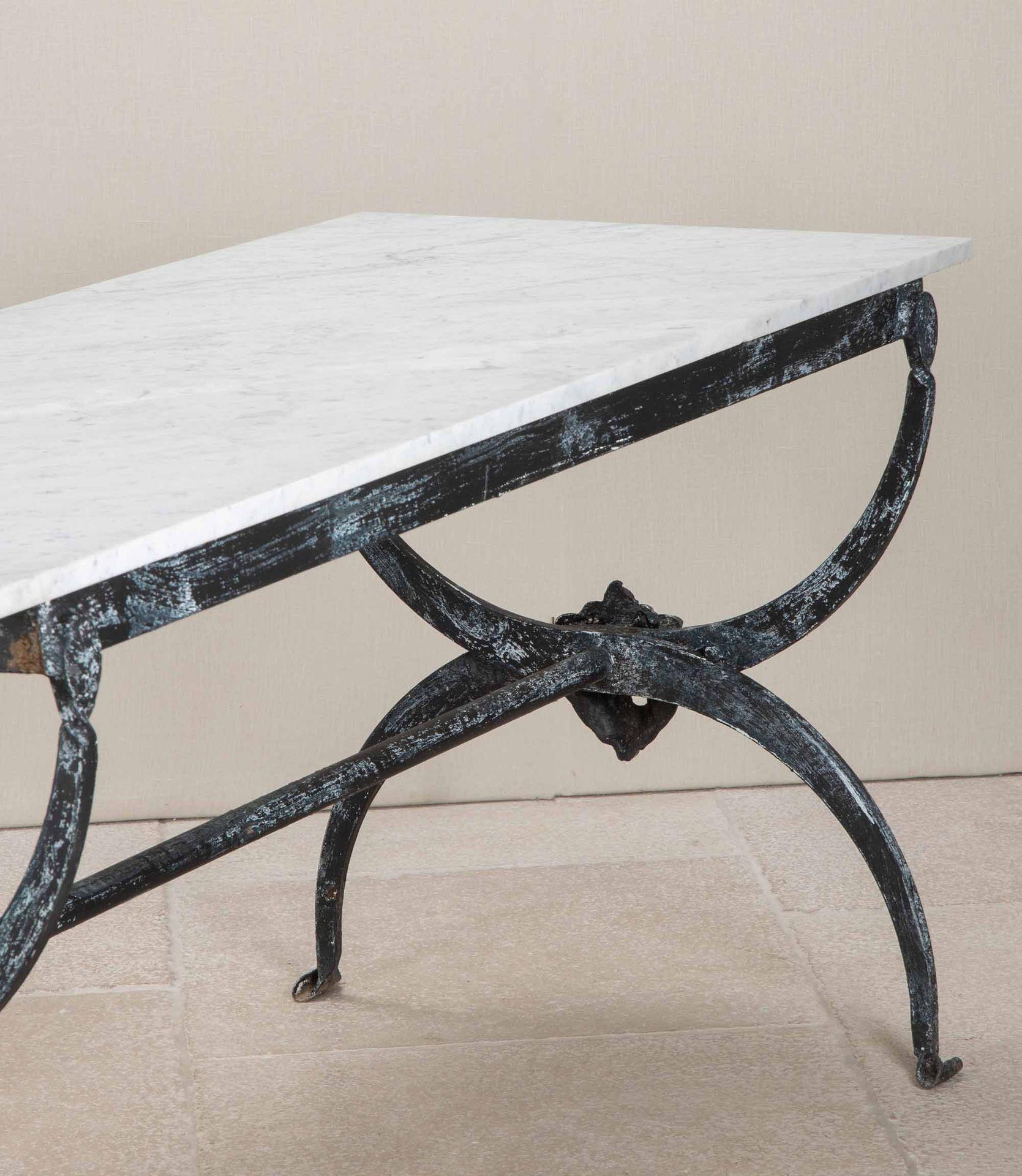 Mesa de carnicero francesa de hierro y mármol de los años 50 en venta 2