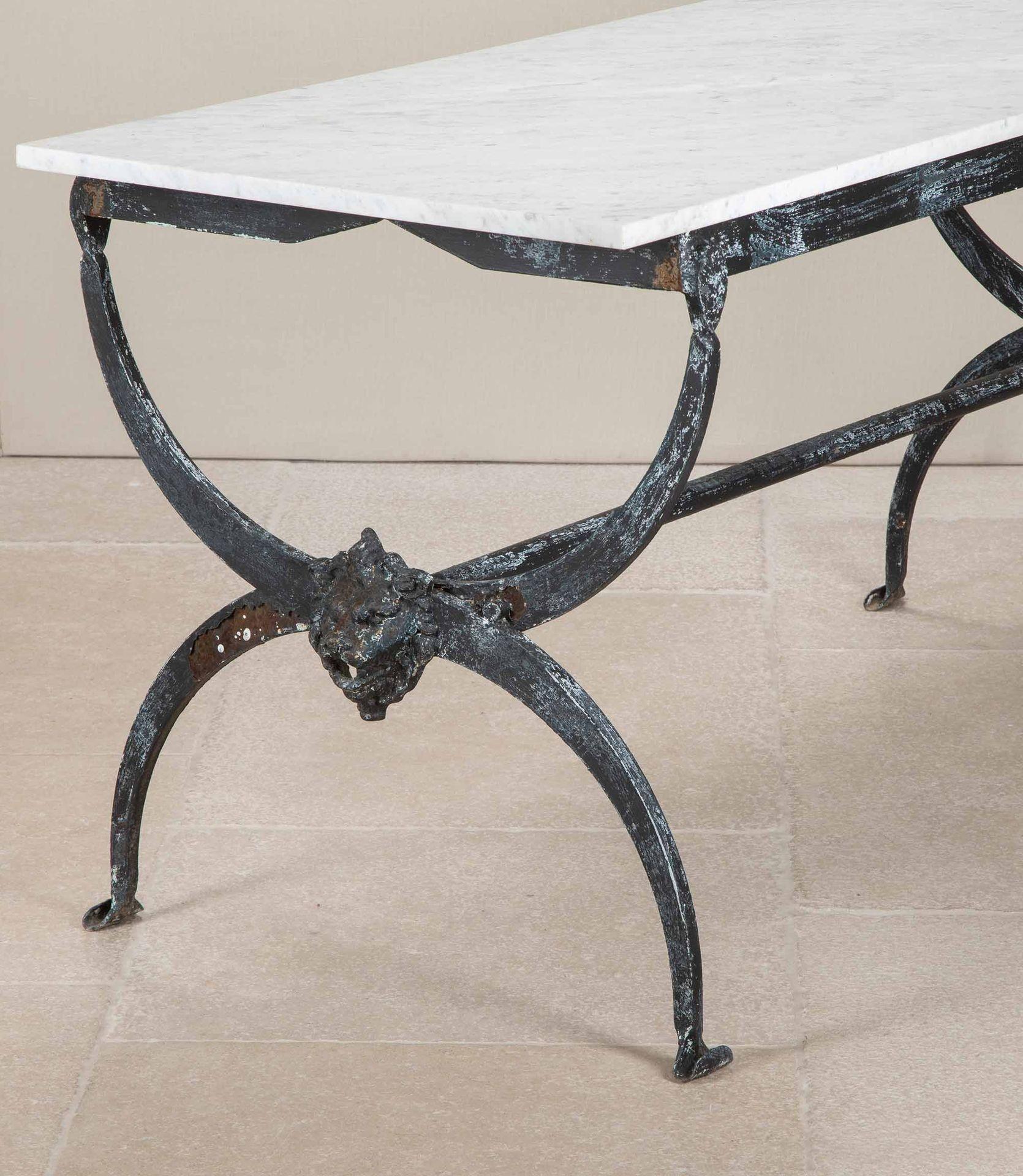 Mesa de carnicero francesa de hierro y mármol de los años 50 en venta 3